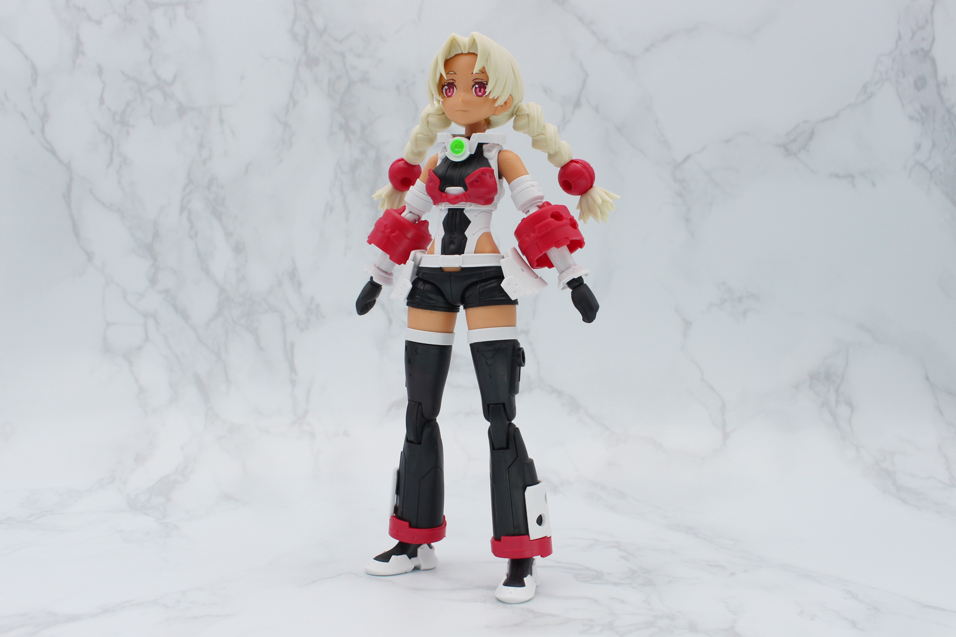 組み立てた各部のパーツを取り付けて本体が完成。ショートパンツながら太もも下側から裾のある独自のパンツルックが特徴