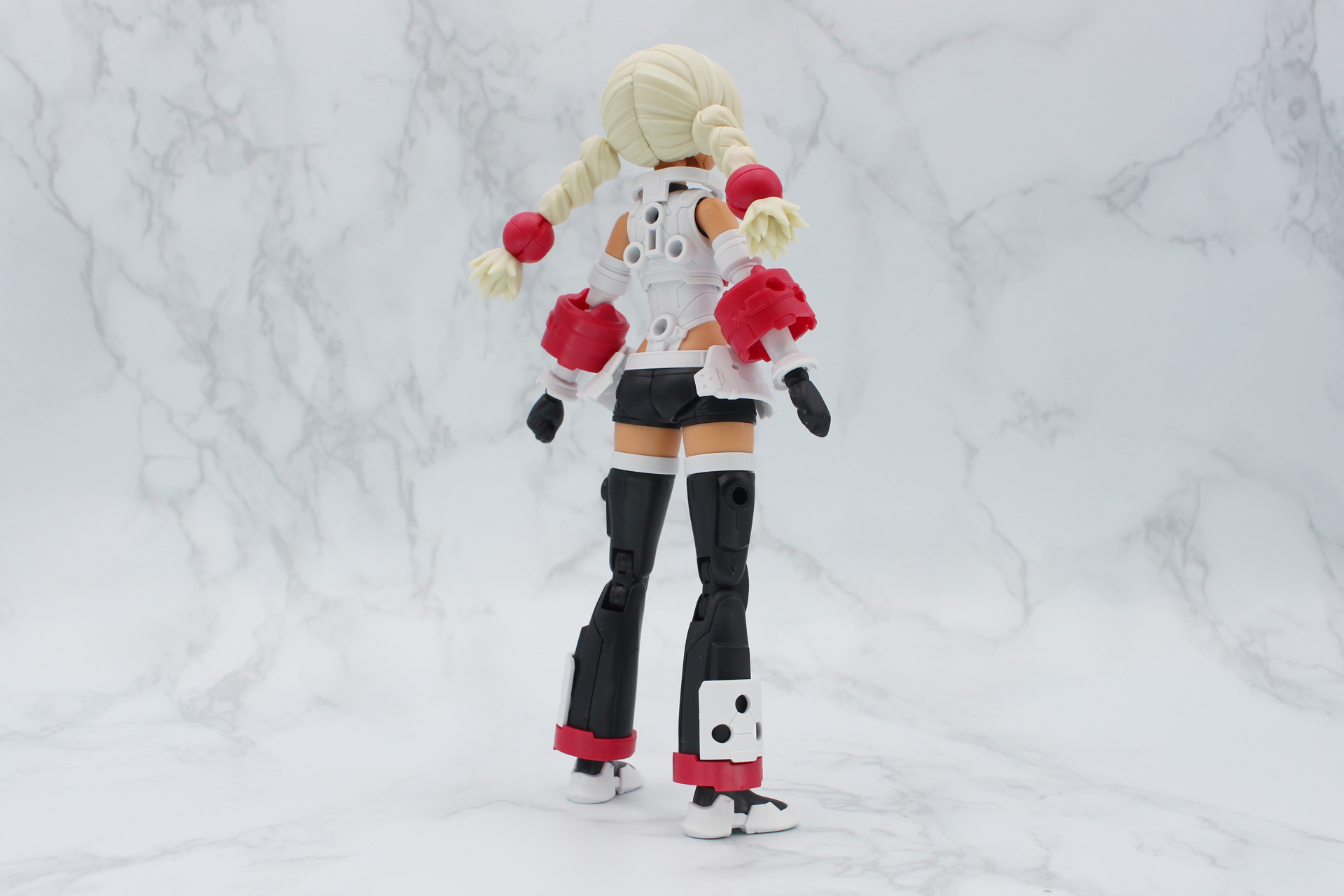 バックショット。三つ編みの存在感が強い