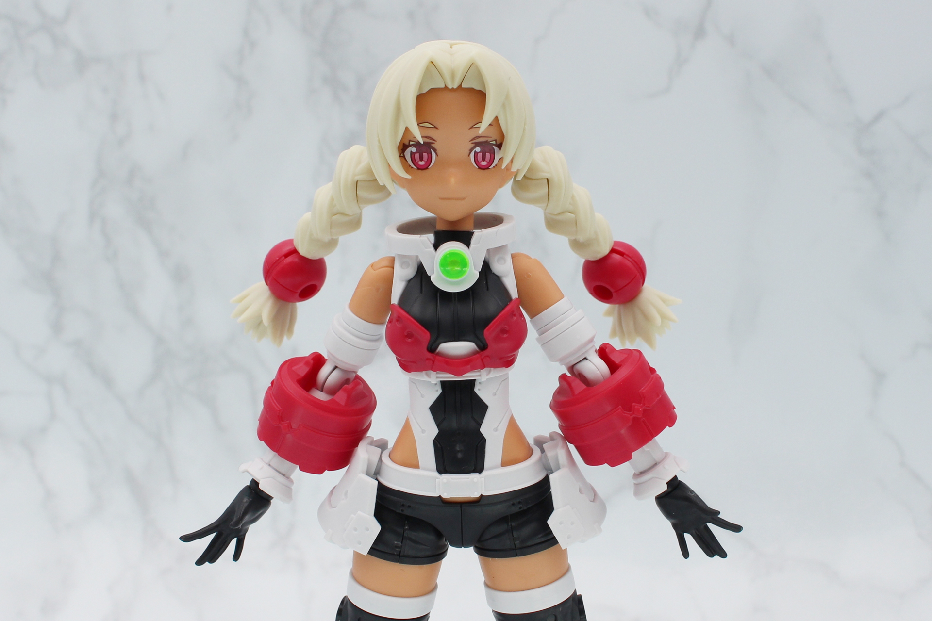 おすましフェイスも口角が上がったBUNBUN氏らしい顔付きに。首はハイネックスタイルだ