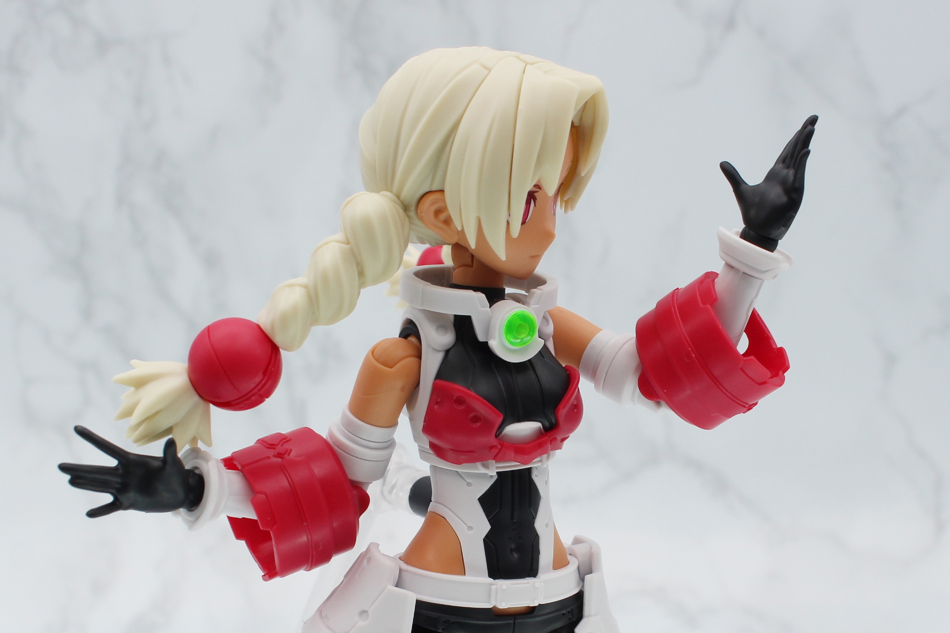 腕は飾りを調整することで90度ぐらいまで曲げられる