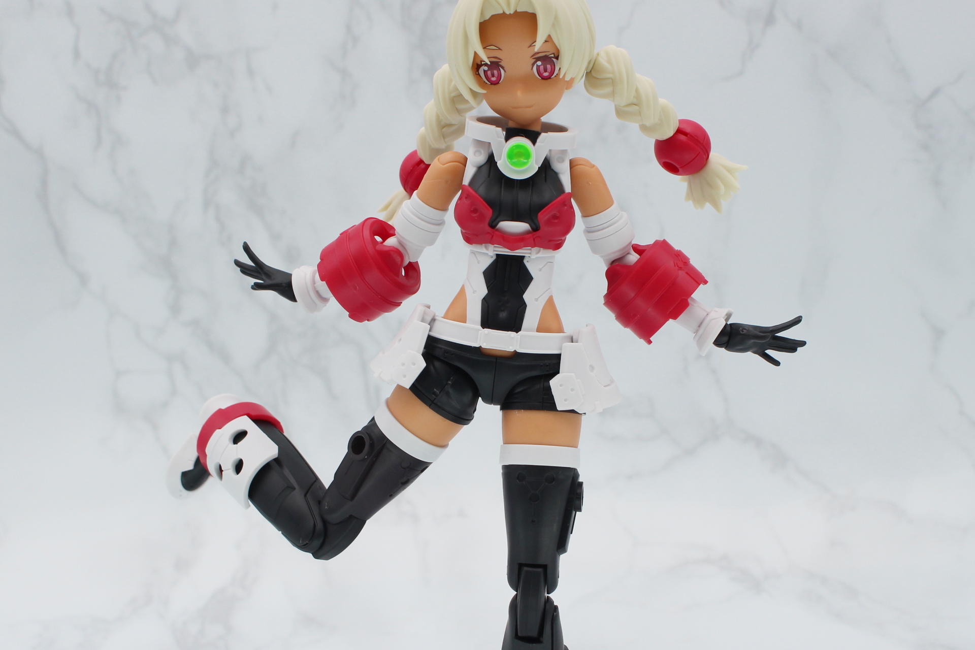 腰はパーツの色分けによりショートパンツを表現。動かしても違和感がない