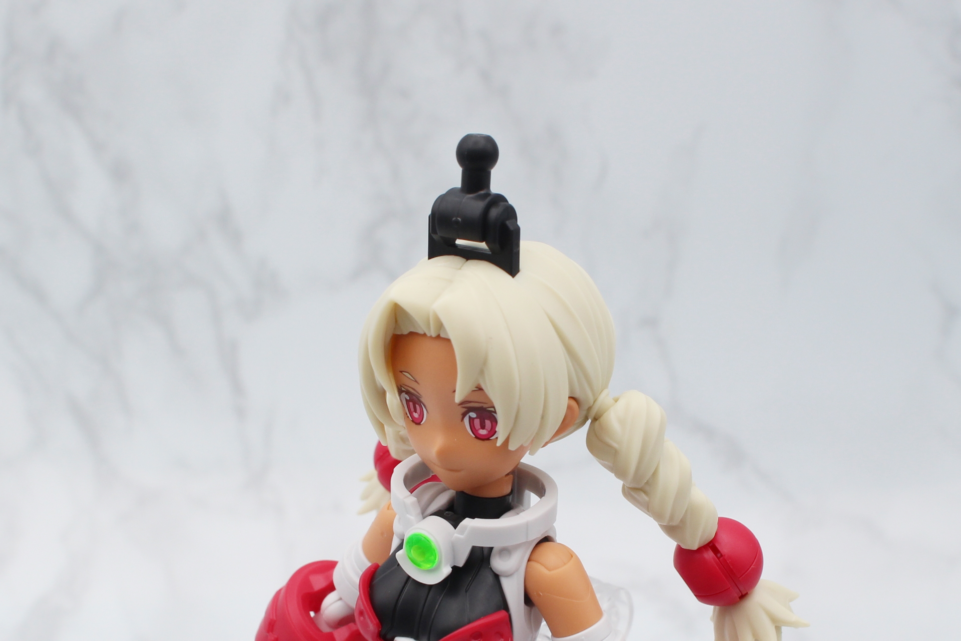 帽子を被せるときは頭頂部のパーツを取り外してスリットにジョイントを取り付ける