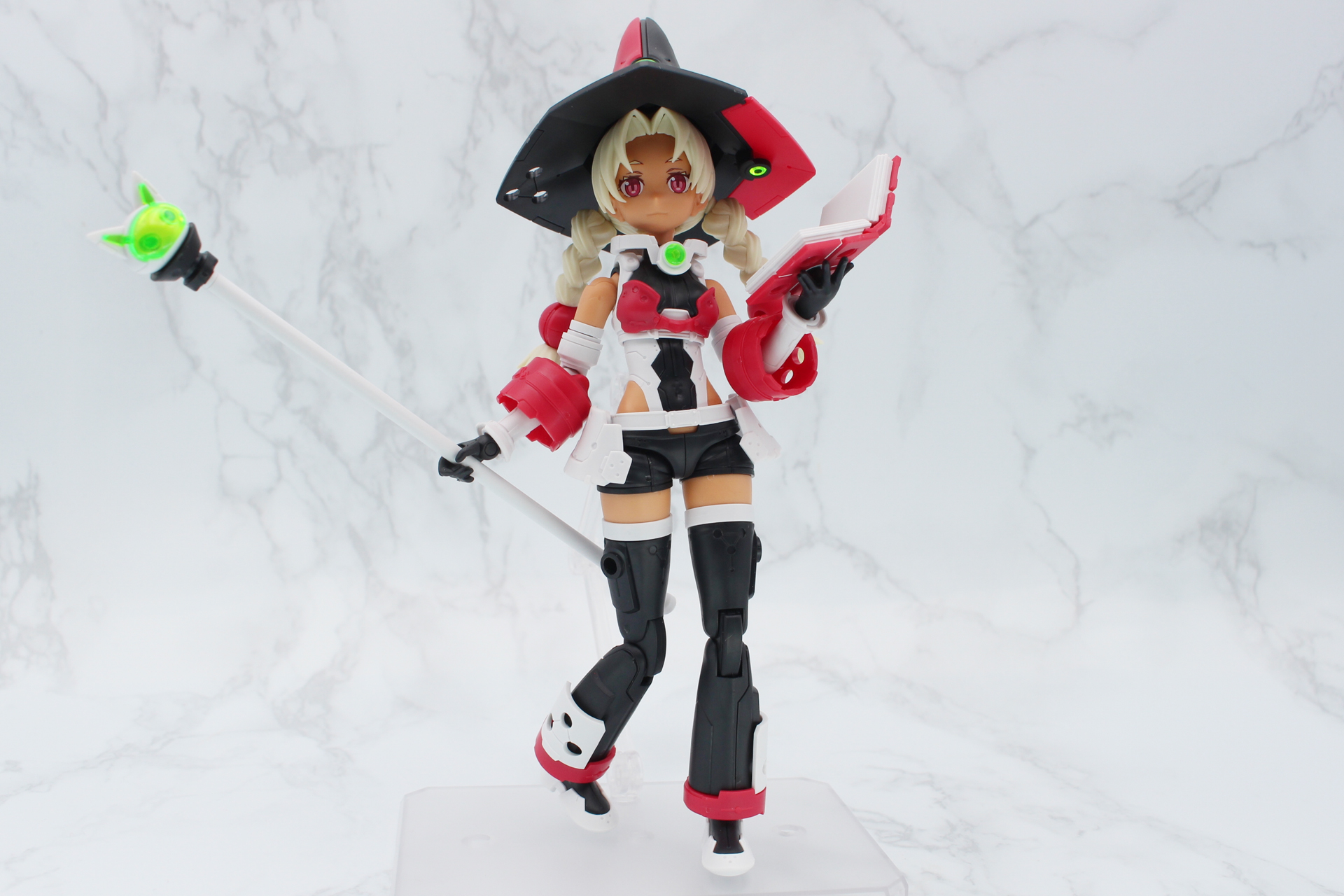 両手に杖と魔導書を持たせたフル装備のマリカル