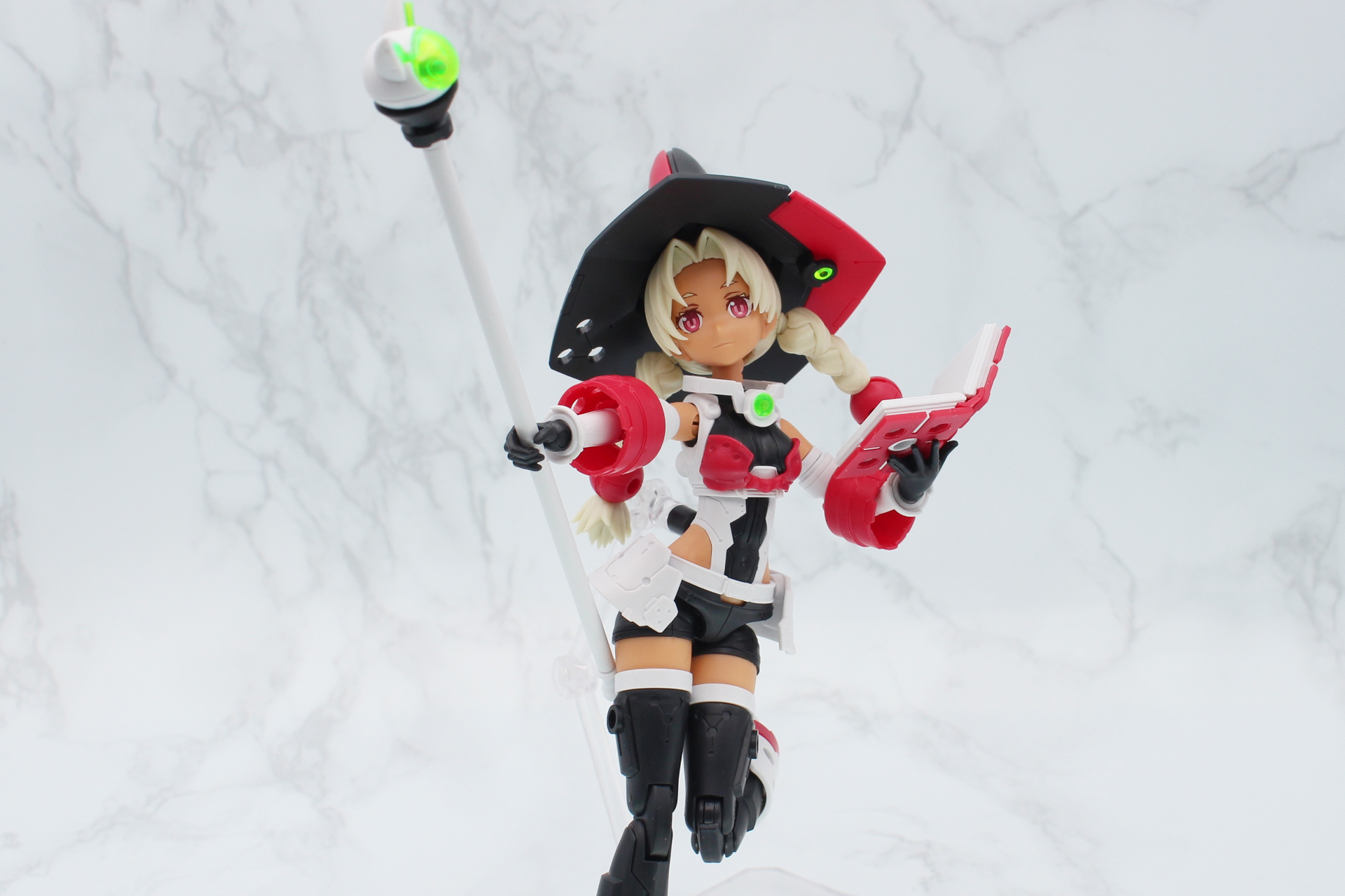 魔法使いらしいポーズを楽しもう。帽子のおかげで若干重心が高めなので、アクションベースを使うとポーズを付けやすい