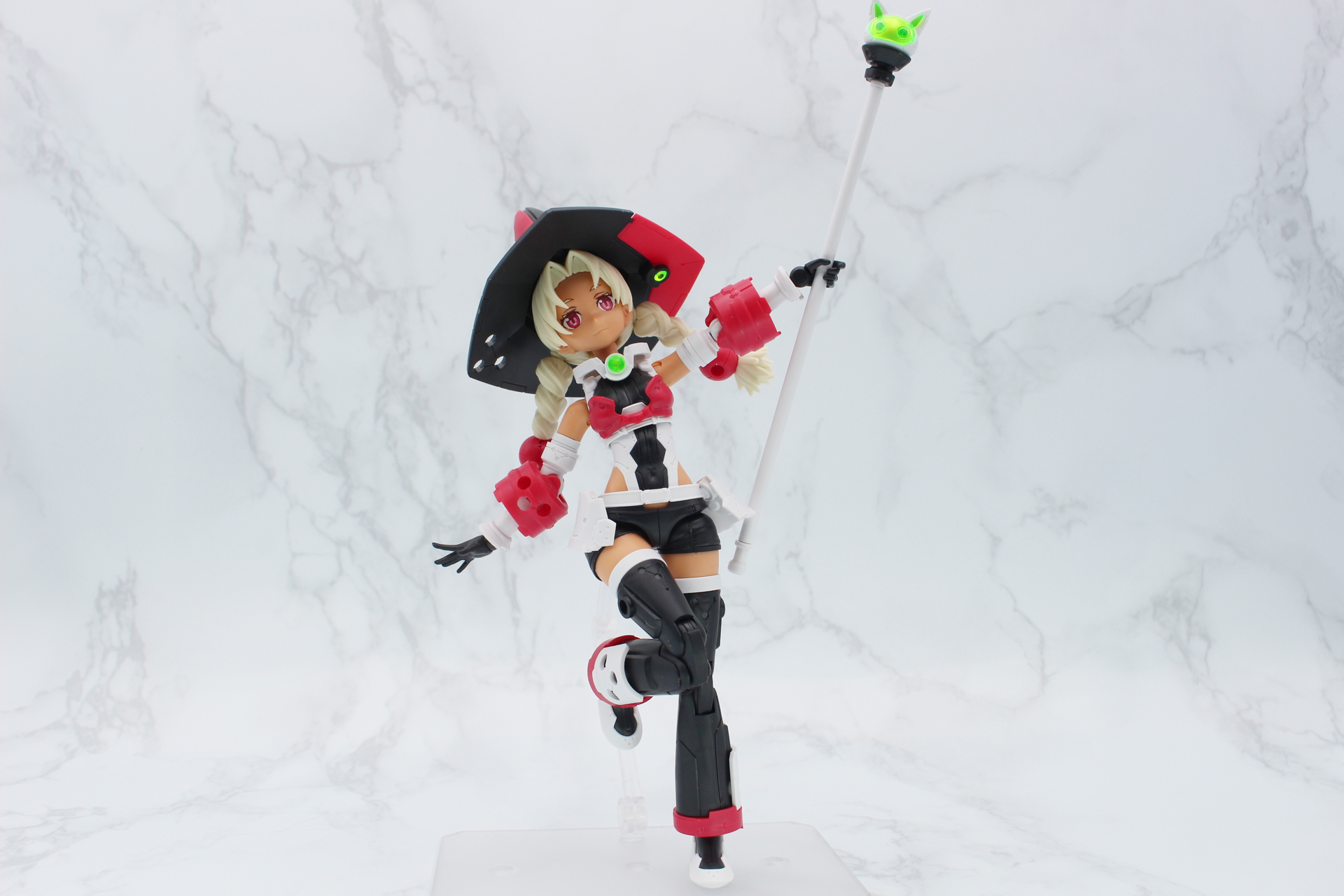 魔法使いらしいポーズを楽しもう。帽子のおかげで若干重心が高めなので、アクションベースを使うとポーズを付けやすい