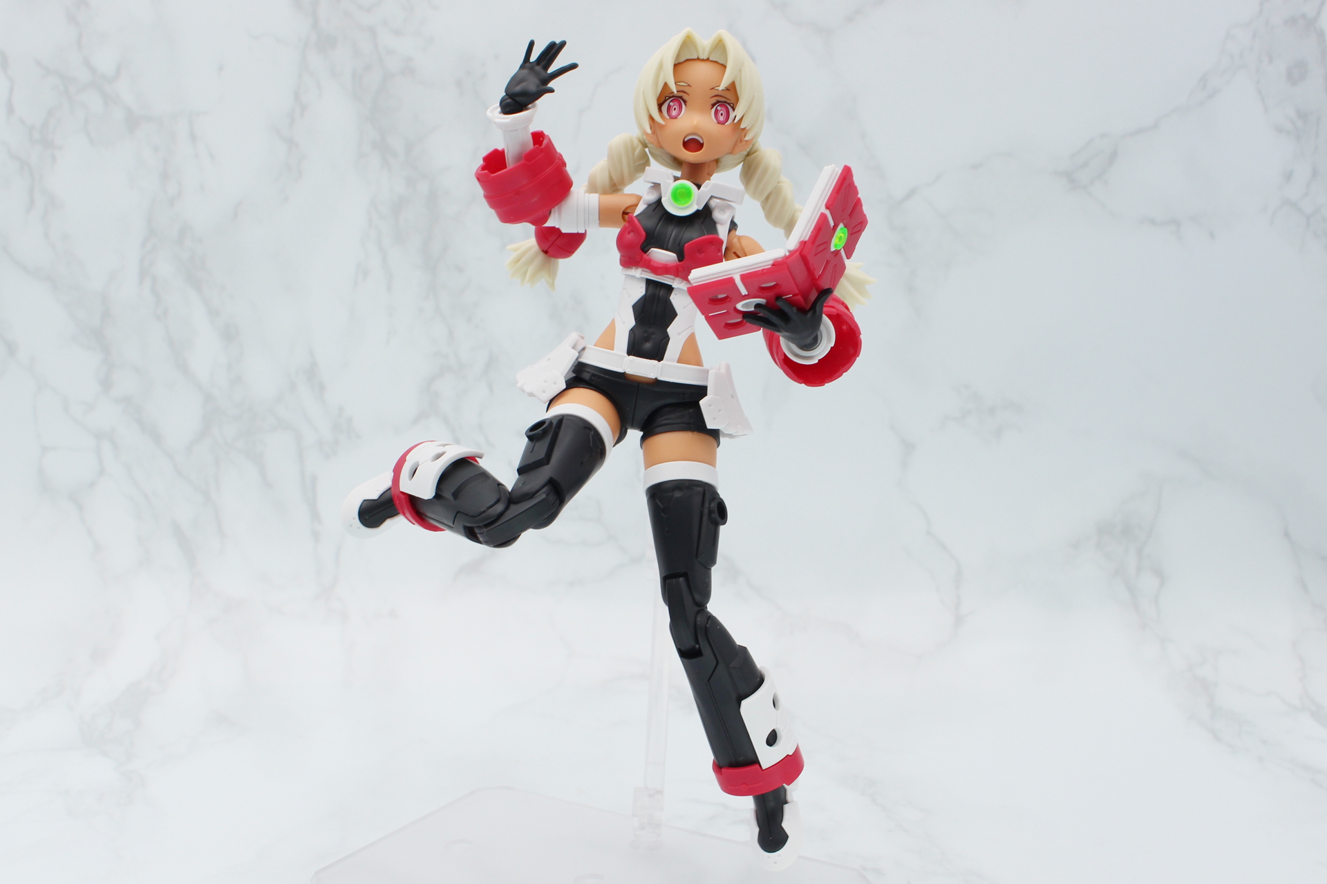 魔法使いらしいポーズを楽しもう。帽子のおかげで若干重心が高めなので、アクションベースを使うとポーズを付けやすい