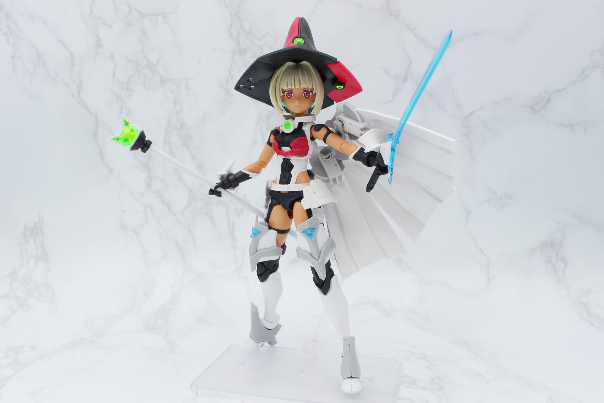 同時発売の「30MS オプションパーツセット23(ヴァルキュリアコスチューム)[カラーC]」を使用したカスタマイズ。こちらは脚が長めなので頭身のバランスが若干変わる