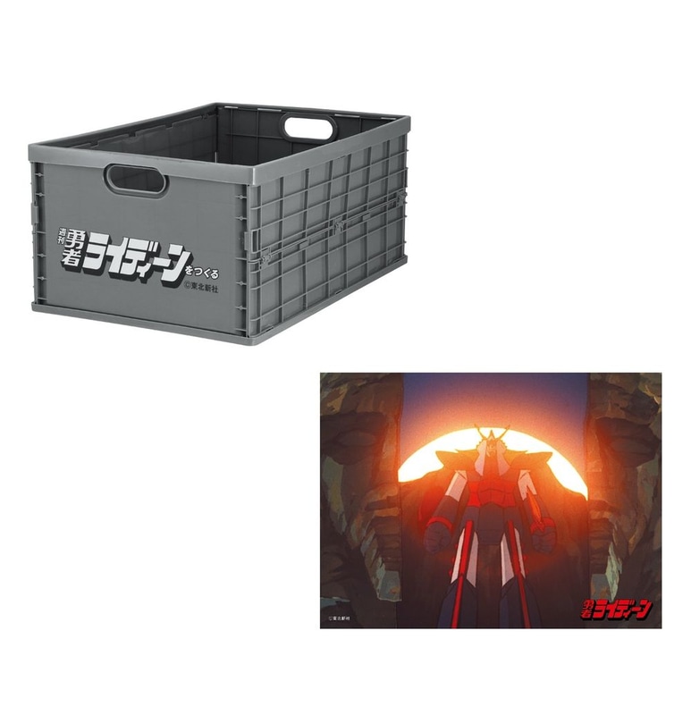 製作中の大型パーツを収納しておける折り畳み式コンテナと、アニメのオープニング映像を金属板にプリントした「メタルポスター」