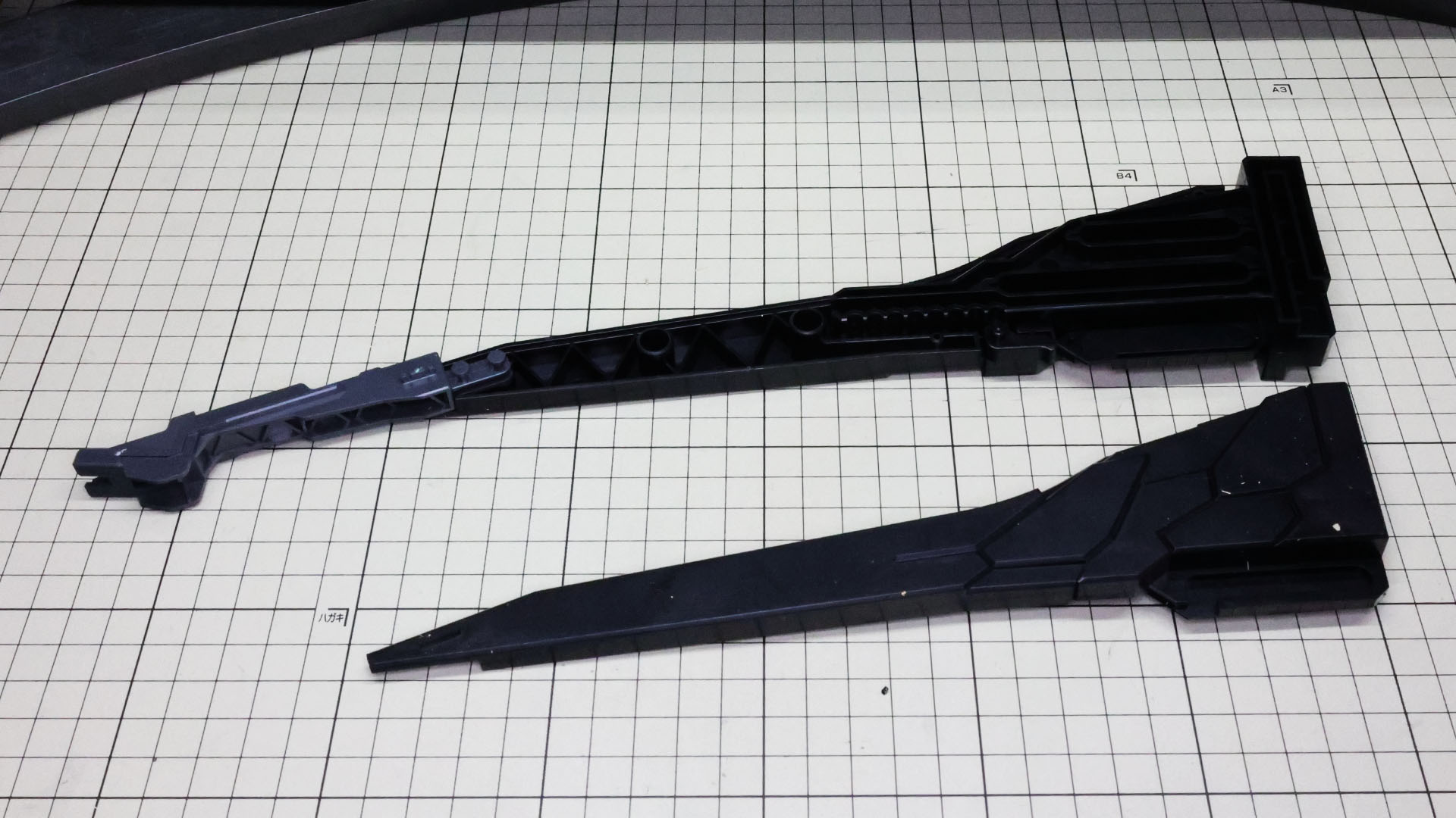 伸縮するパーツを中に入れ込んで本体で覆います。伸縮の際はツメで固定できます