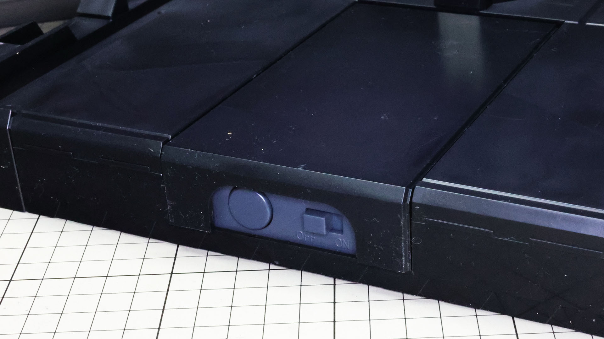 LEDユニットはカバーで覆われますが、スイッチが見えます