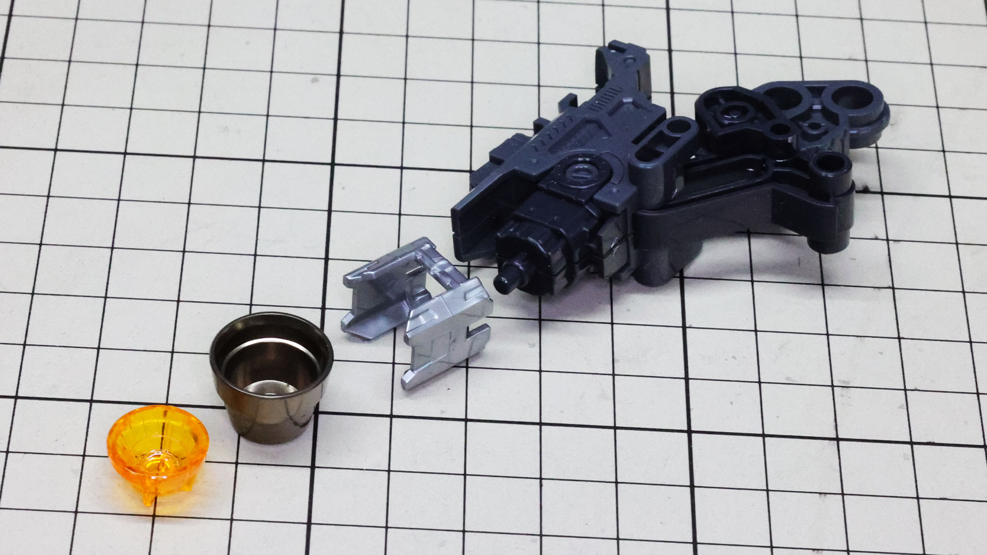 こちらはふくらはぎの推進機周りの構造です。金属パーツによるノズルがとてもいいアクセントになります
