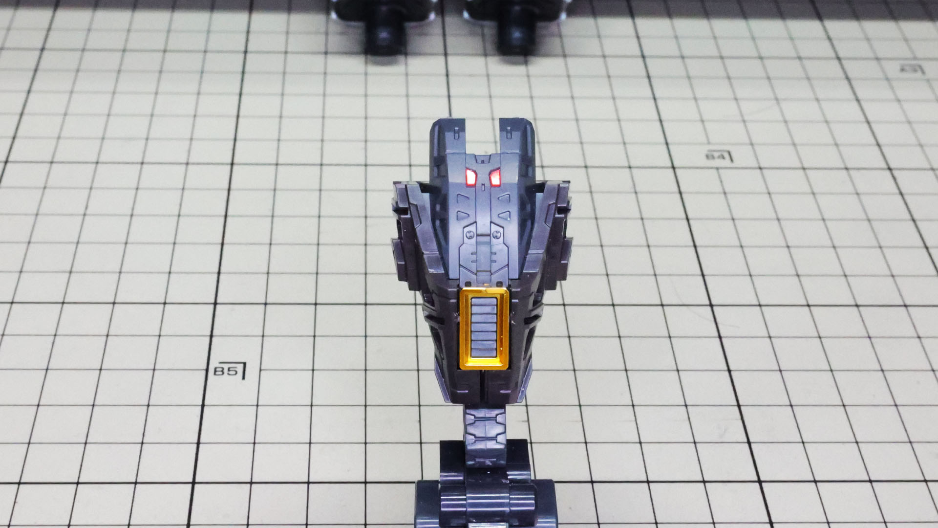 各部にメタリック3Dシールを貼りこんでいきます