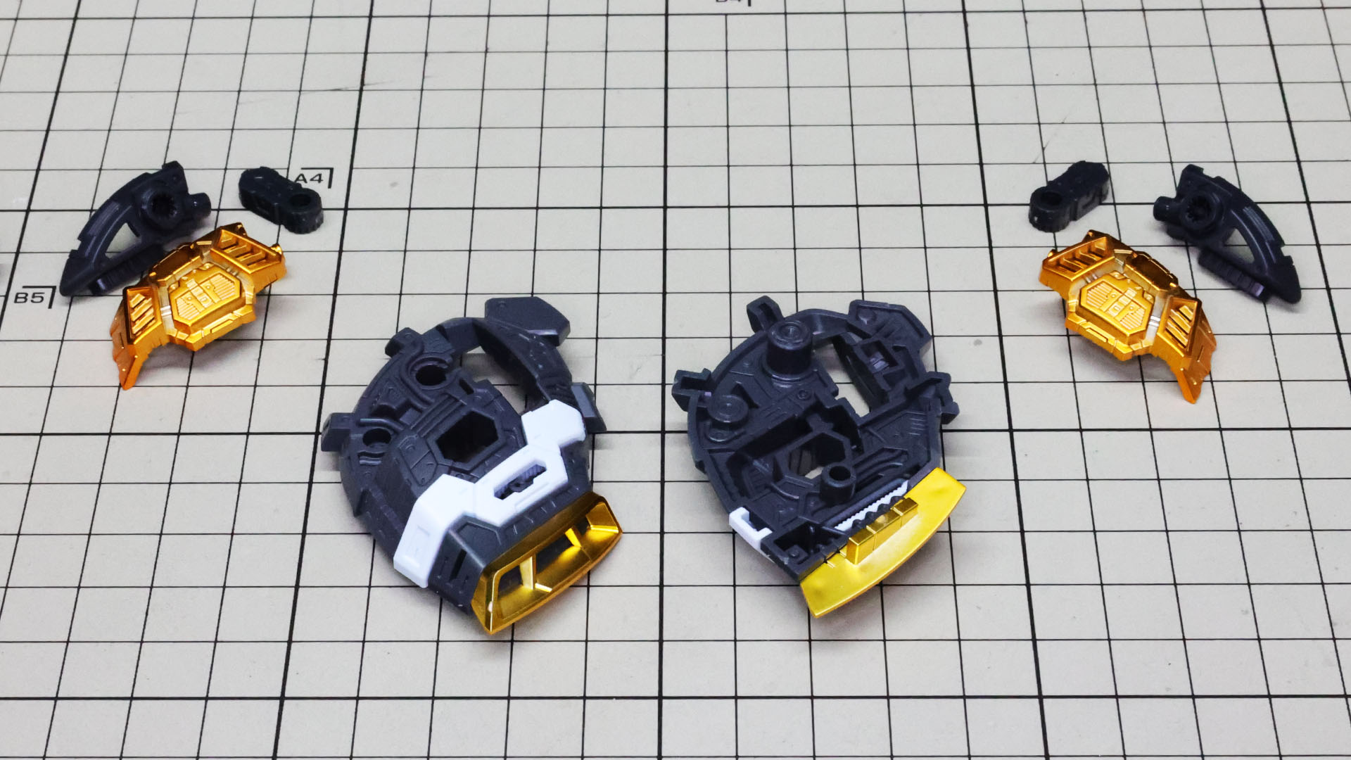 メカフレームにホワイトやゴールドの装飾を兼ねるパーツも組み込まれます
