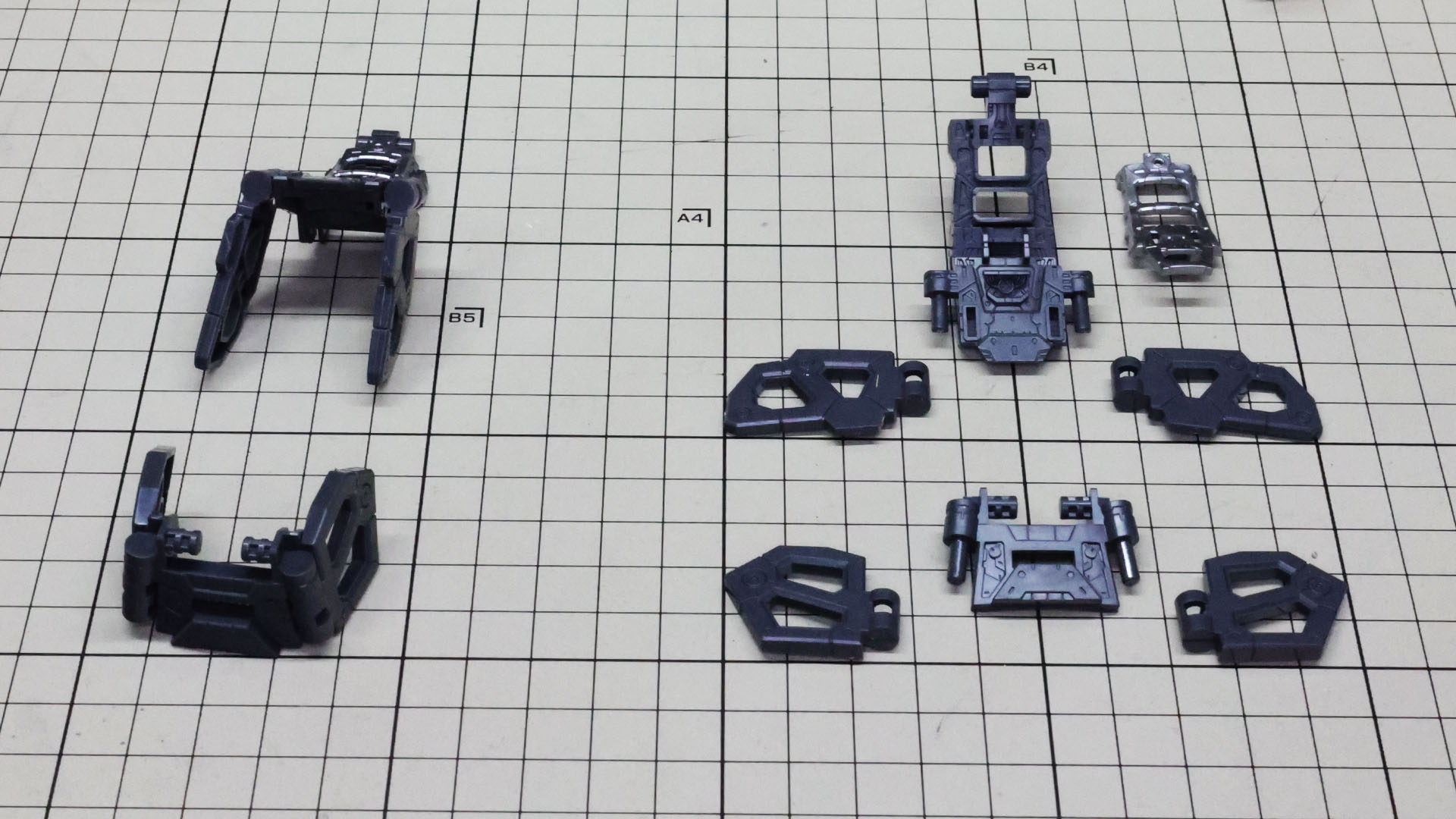 脛やアキレス腱部をカバーするメカフレームを組んでいきます。ここは大きく可動する構造になっています