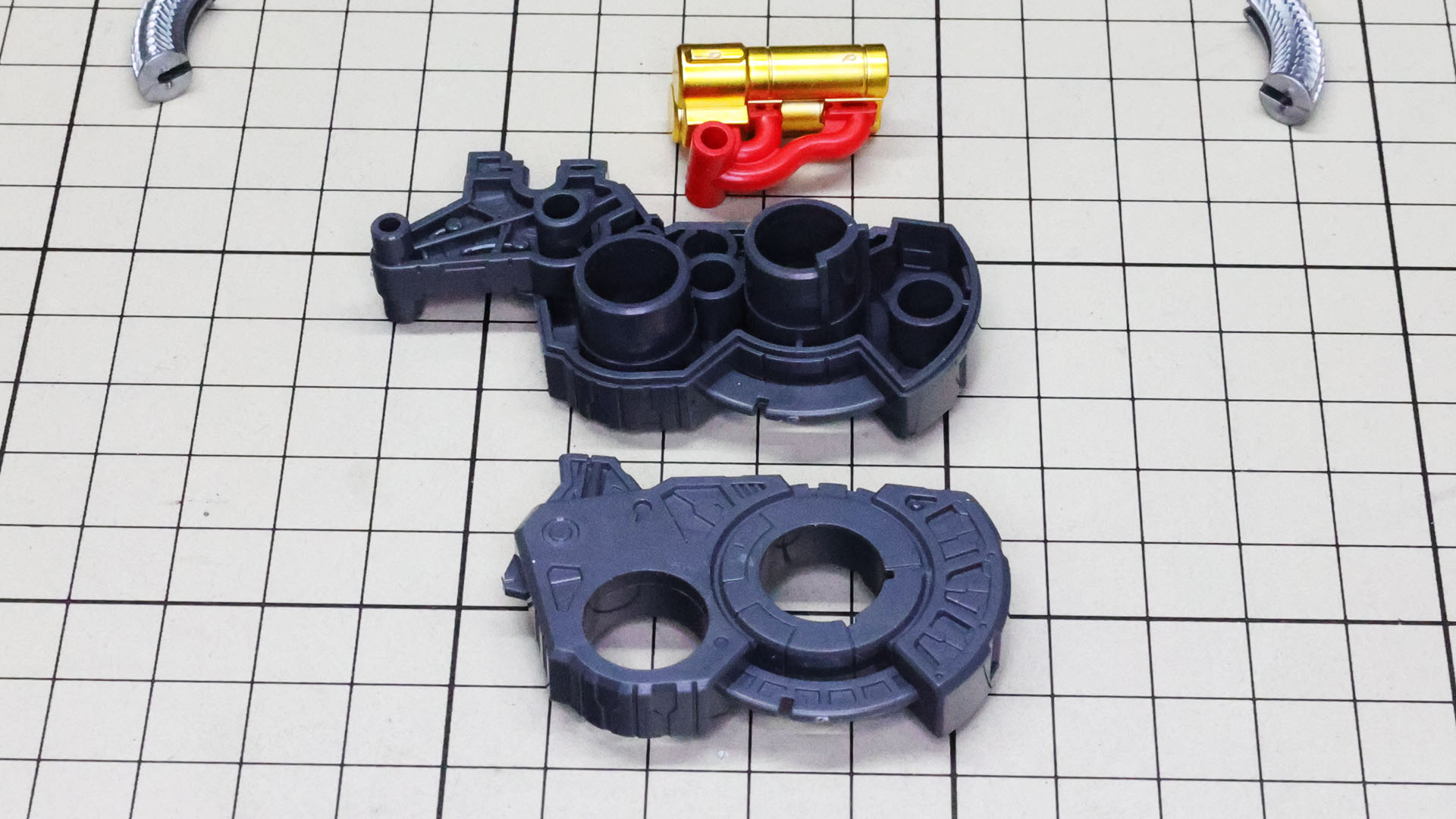 シリンダーケース裏には可動軸を持つパイピングディテールがあります。これはおもしろい構造ですね