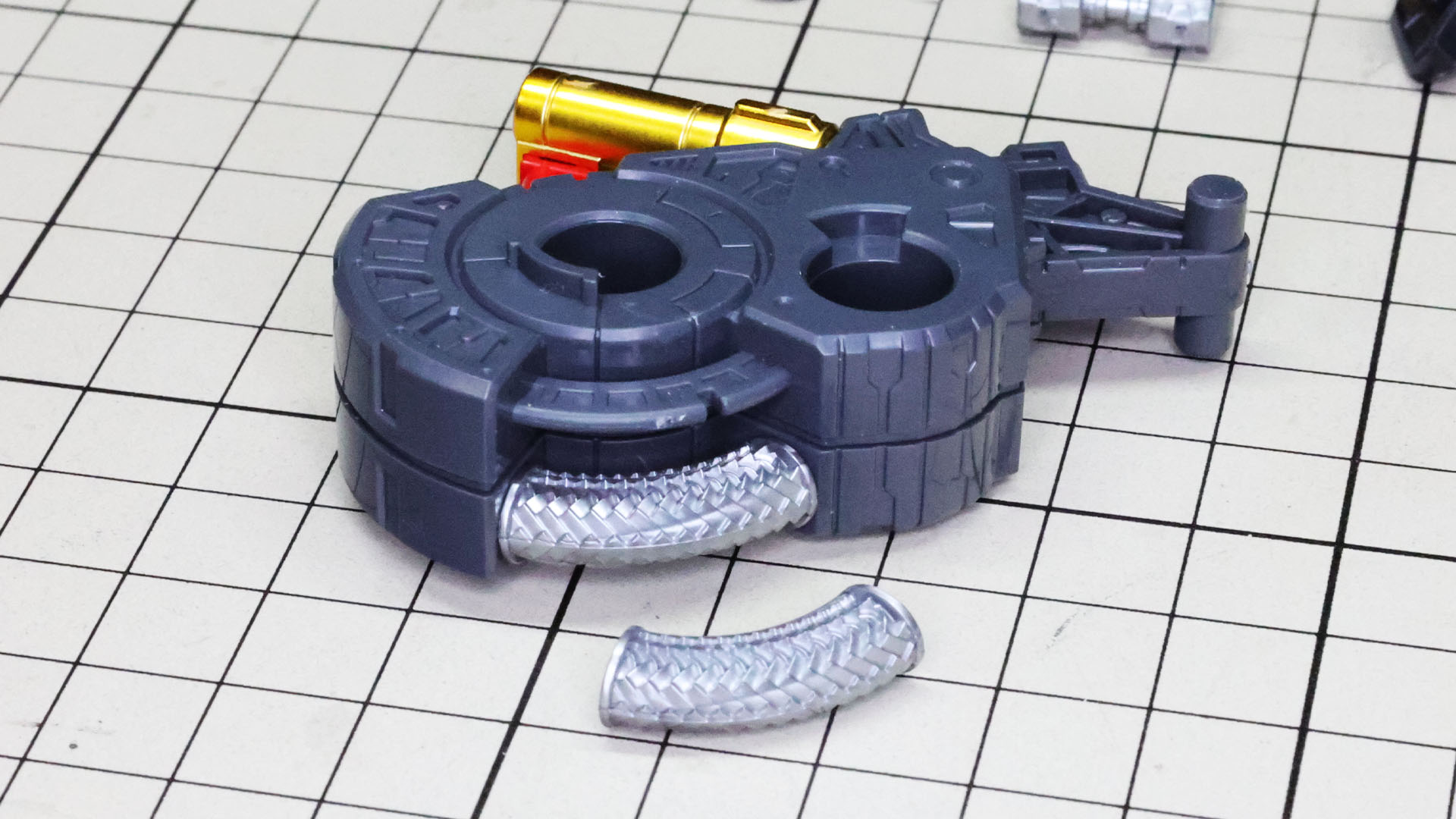 こちらもνガンダムの特徴である膝裏のメッシュパイプはパーツで実現されます。すごいディテールなのに組みやすい！
