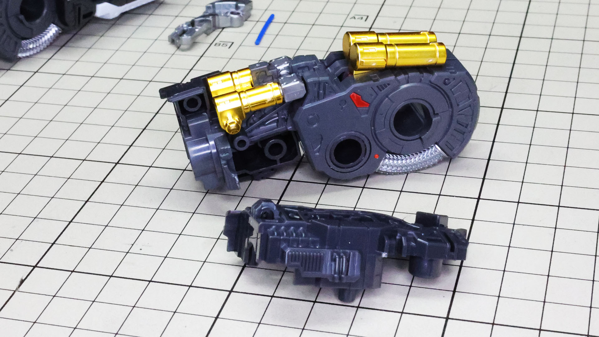 左右のパーツを取り付けてメカフレームが完成しますが、こんなにディテール満載なのにトリッキーな組立はありませんでした