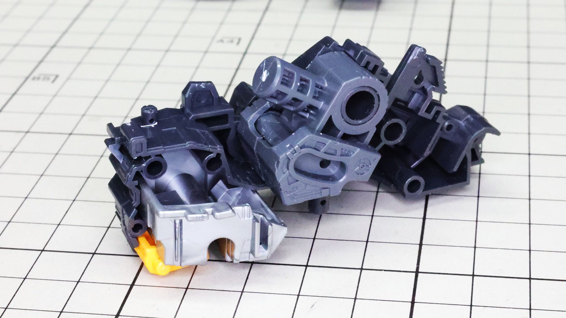 かかとと足の甲部分のメカフレームができてきました。複雑に絡み合う構造に注目です