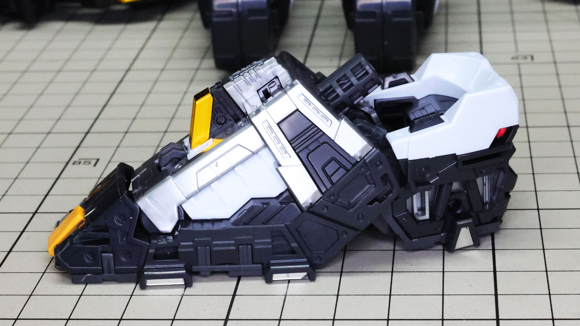 側面にメタリック3Dシールでディテーリングします