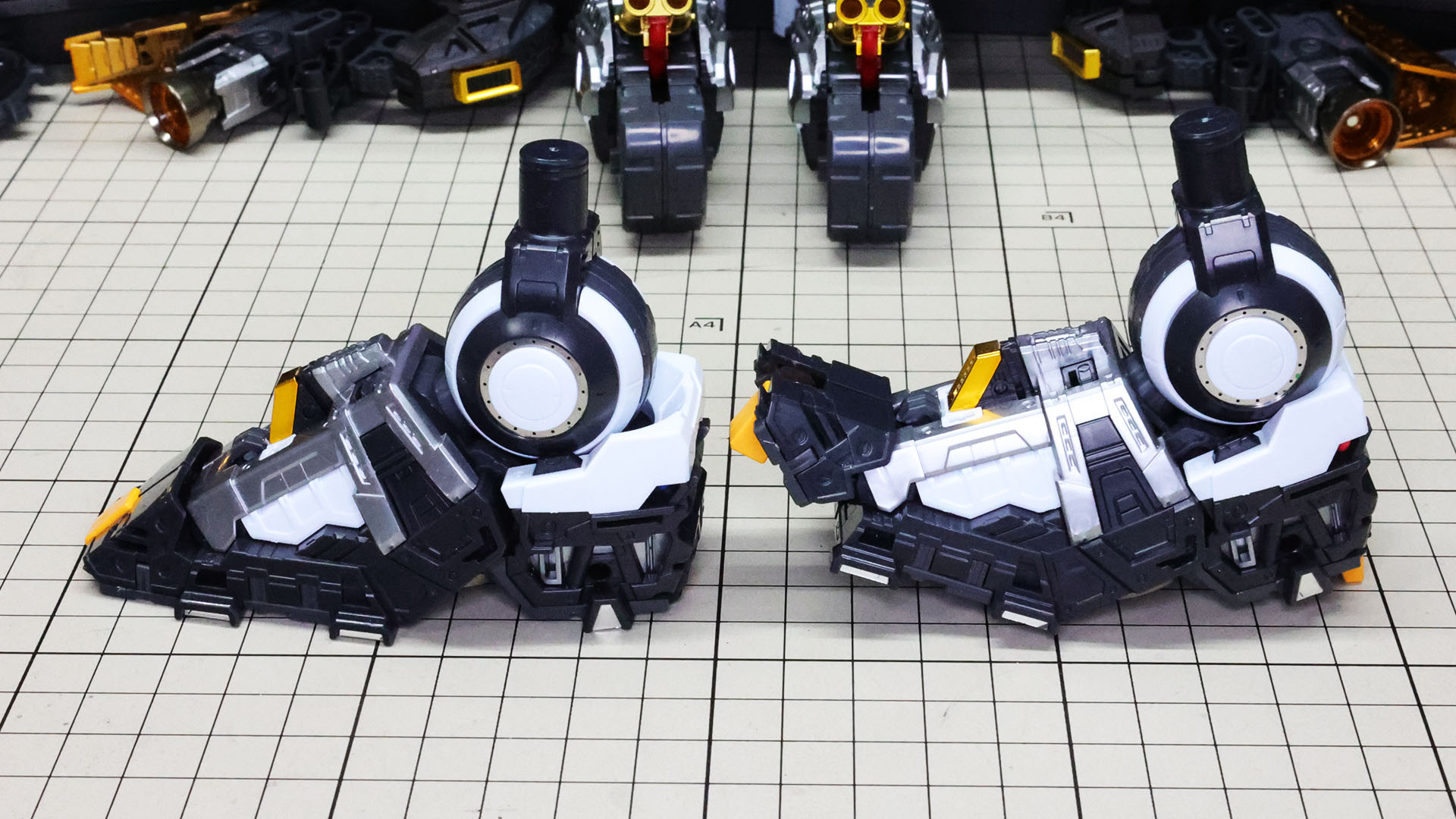 可動機構をチェックしてみましょう。特にソールのかかと部の動きが独特な感じです