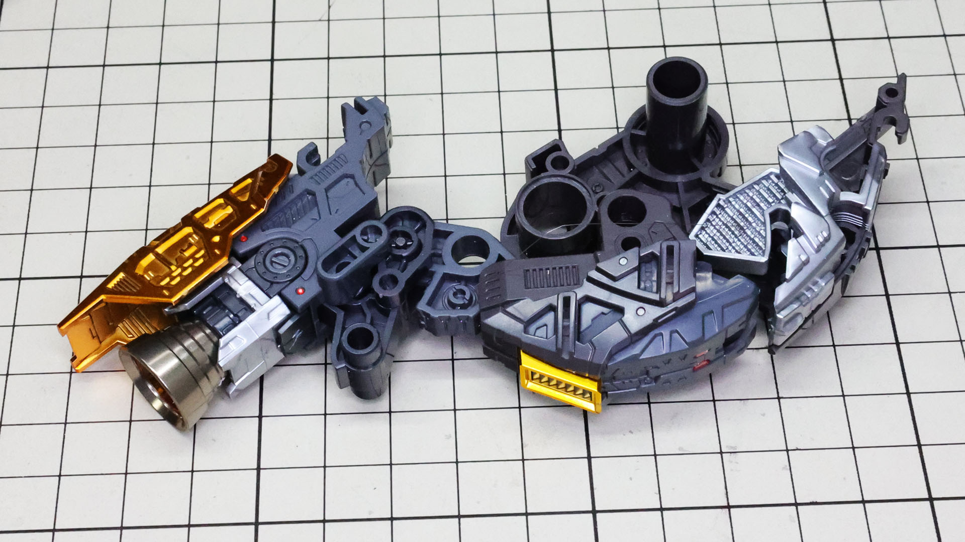 さらに膝関節部のメカフレームに組み込みました。これは膝関節部を引き延ばした状態です
