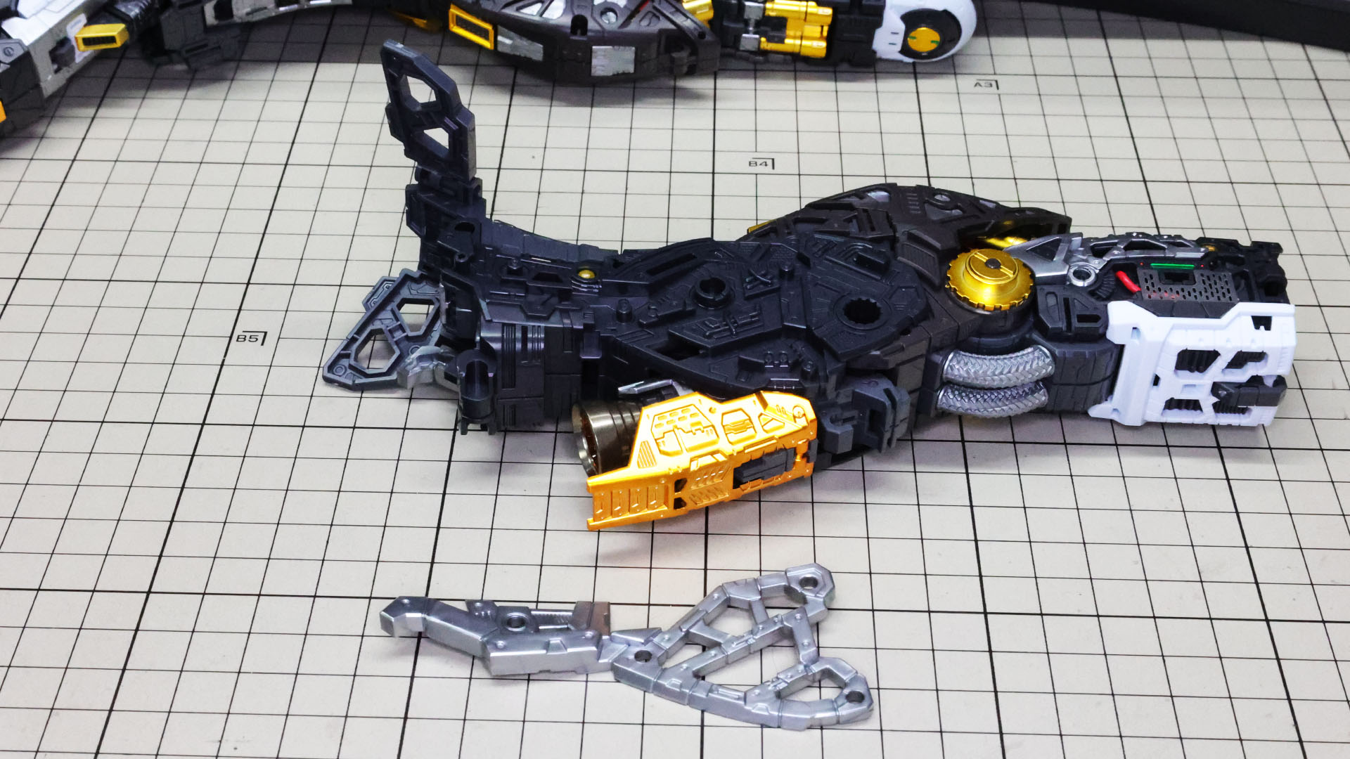 側部のシルバーのサブフレーム……