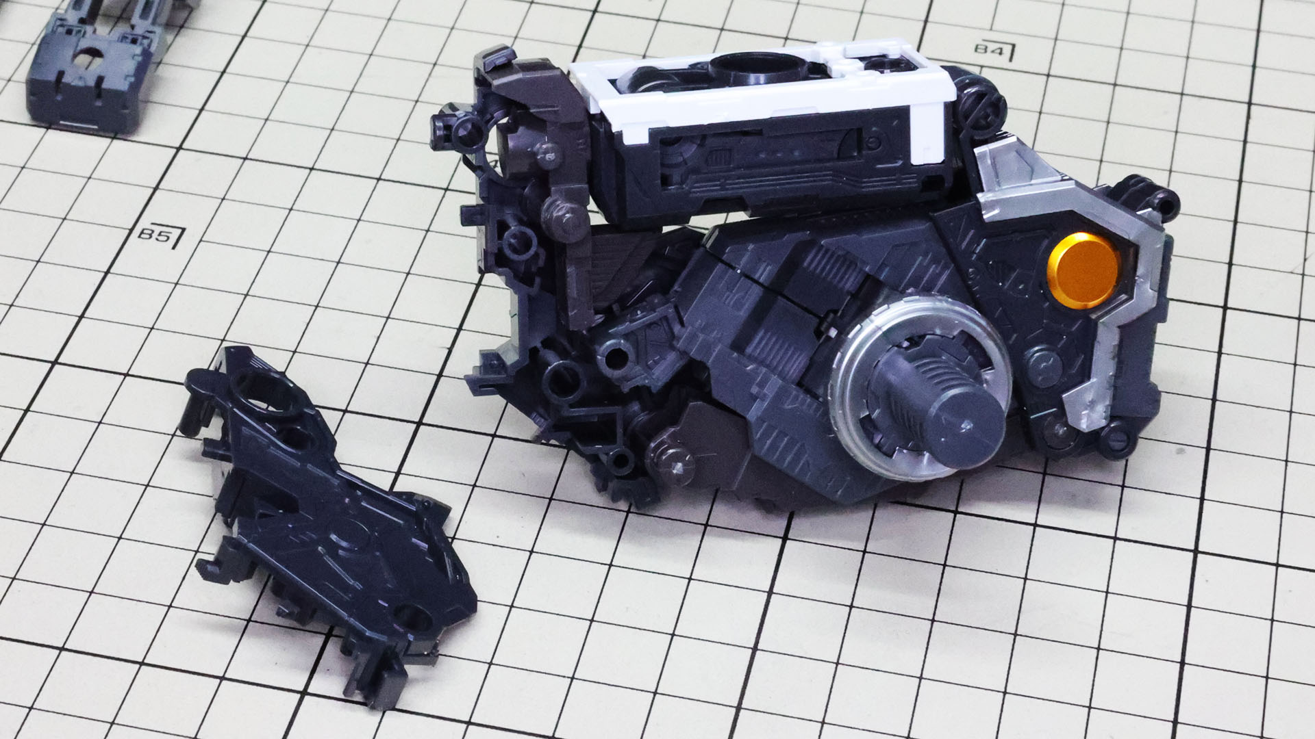無骨なメインフレームと金属色のサブフレームがメリハリがあってかっこいい！