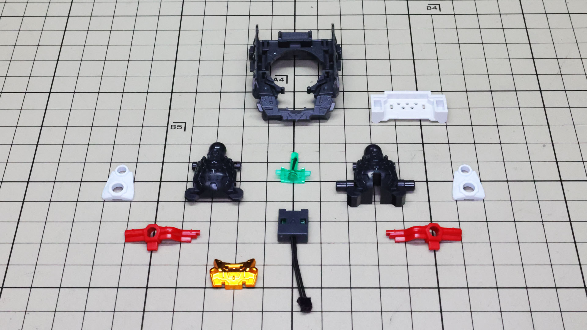 まずは首部の組み立てです。頭部へLEDユニットの光を届けるための仕組みがあります