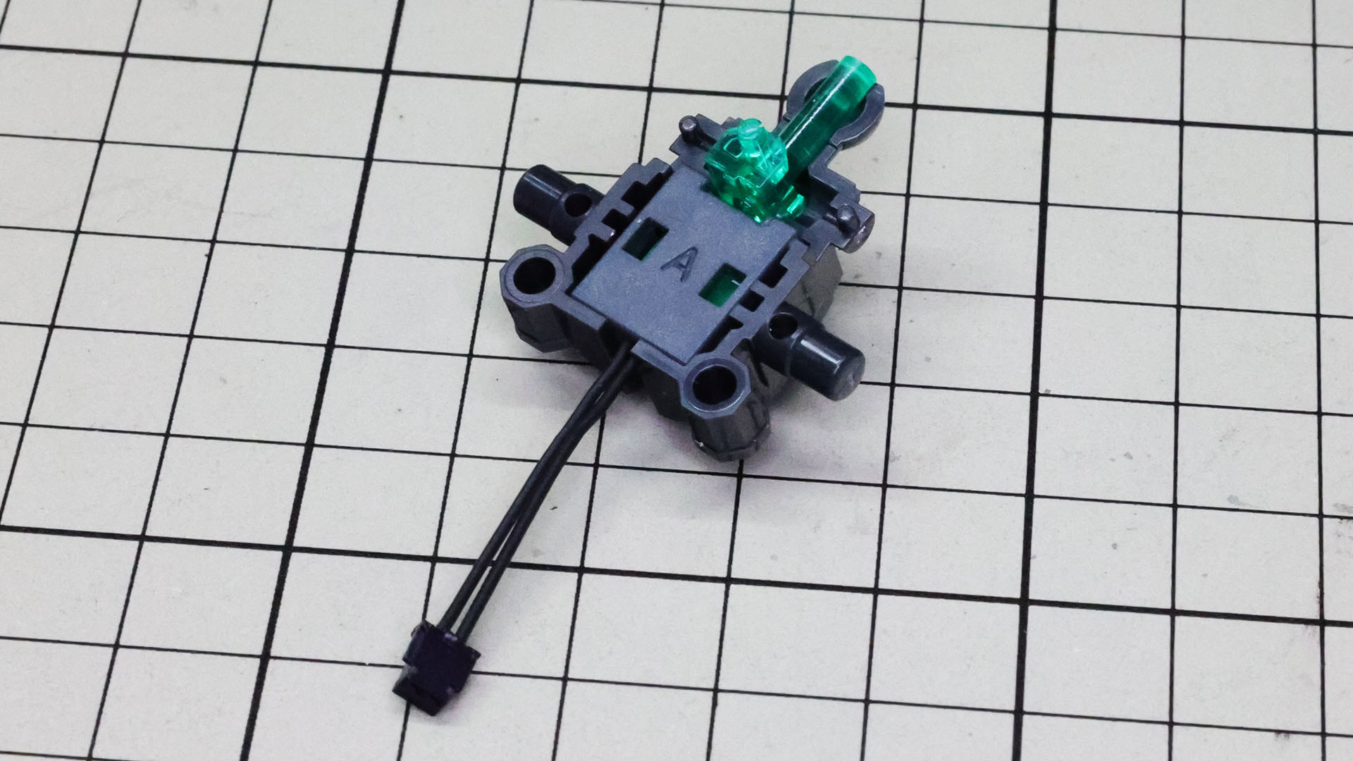 メカフレームにLEDユニットを組み込みます。頭部用の軸にクリアーパーツを入れ込んで、頭部の内部にLEDユニットの光を導く仕組みです