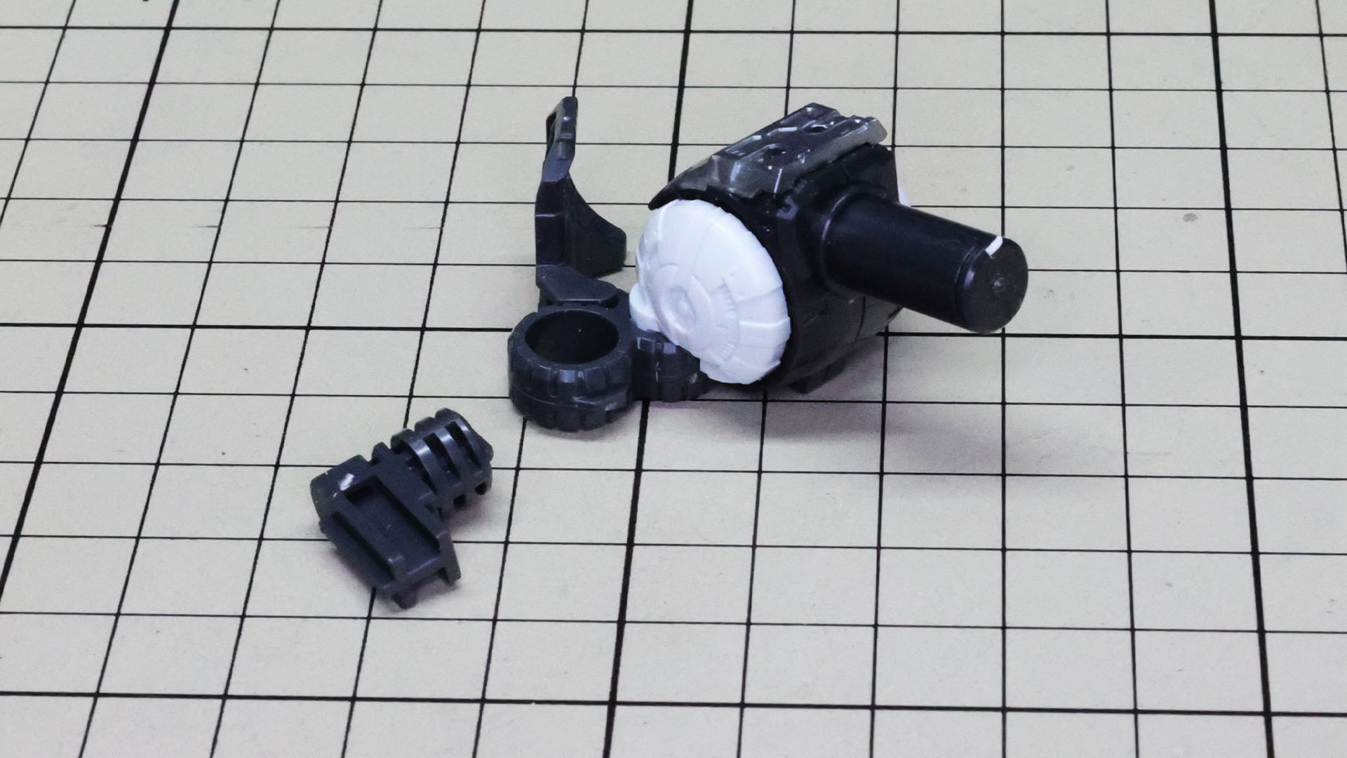 胸部のメカフレームへの接続軸を組んでいきます