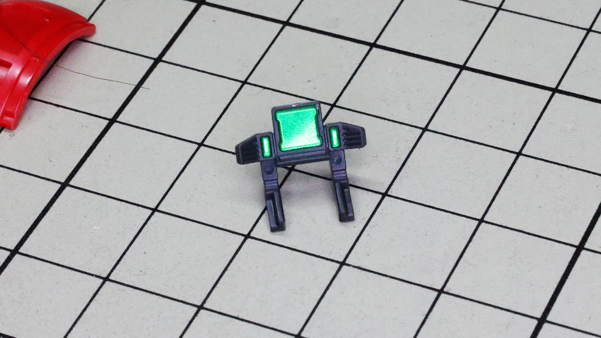 これぞロマン！ コックピットのモニター部にメタリック3Dシールを貼りこむのですが、組んでいくと見えなくなります……