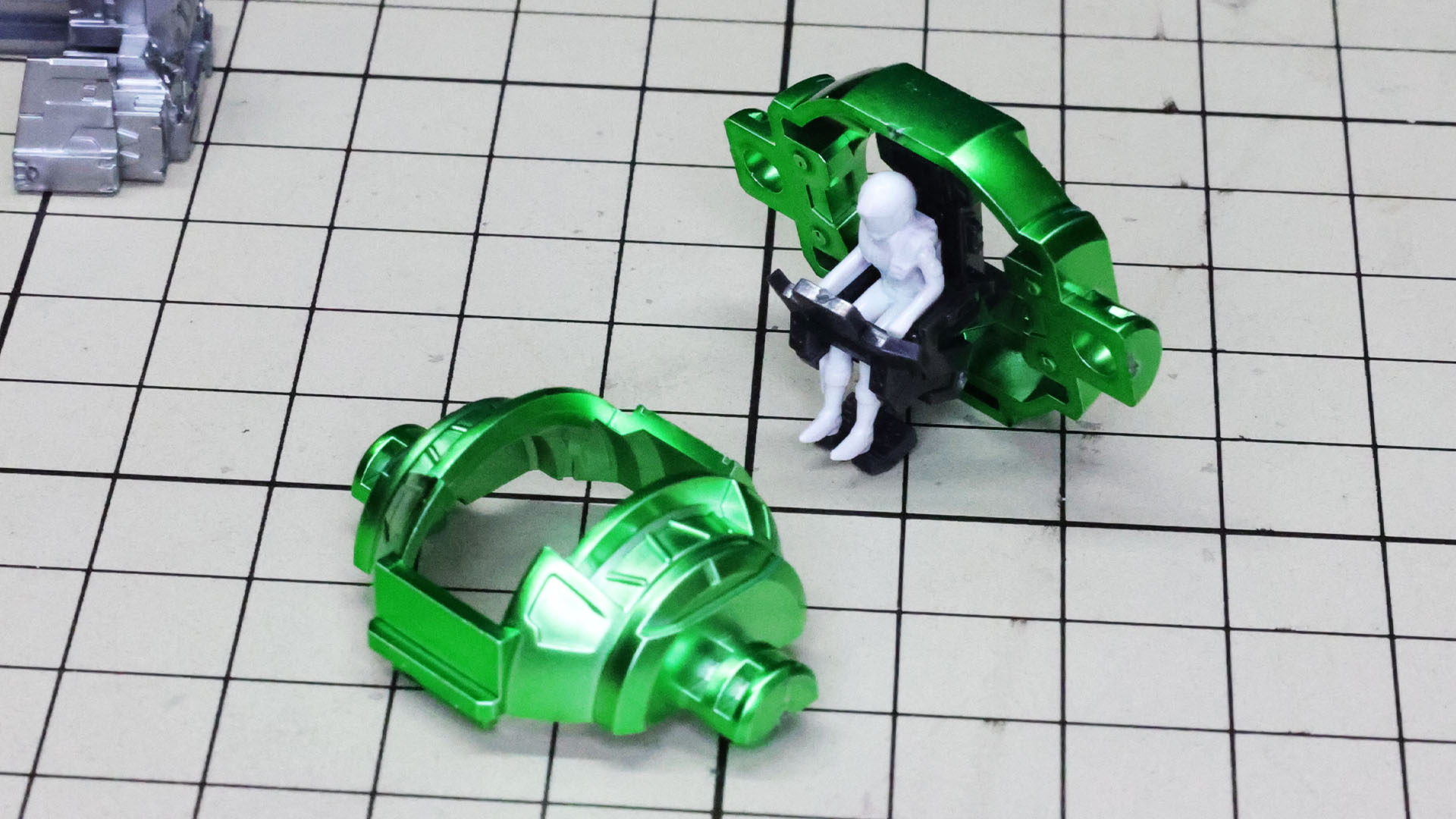 急な仕様変更で差し替えられたというコックピット周辺のサイコフレームがグリーンメッキのパーツで表現され、眼前に！