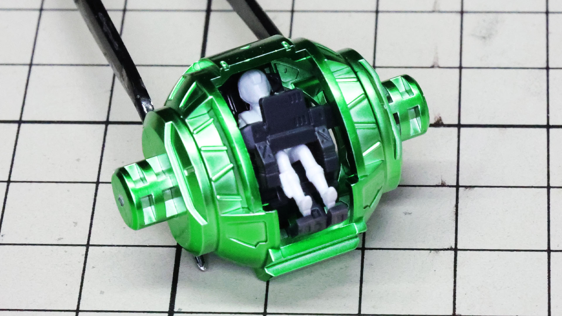 裏側にはLEDユニットの導光用クリアーパーツがあります。オーバーロード時の円に見えた光を再現するかのようなモールドになっています