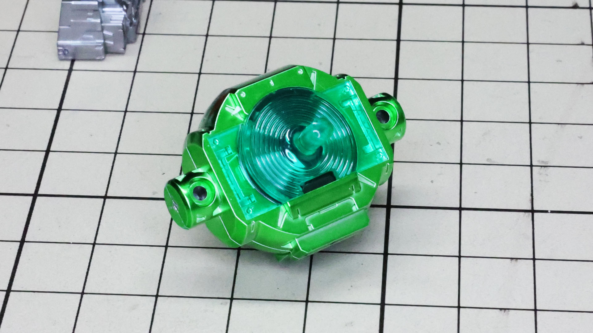 裏側にはLEDユニットの導光用クリアーパーツがあります。オーバーロード時の円に見えた光を再現するかのようなモールドになっています