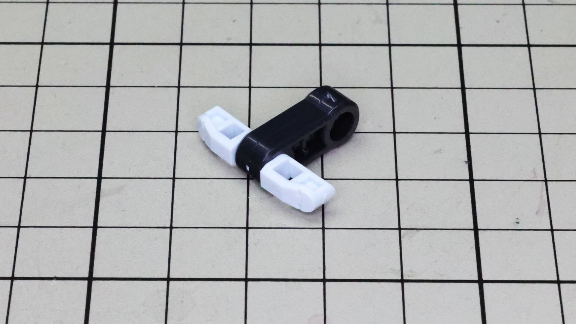 コックピット前面にくるサブフレームが取り付けられるヒンジを組みます