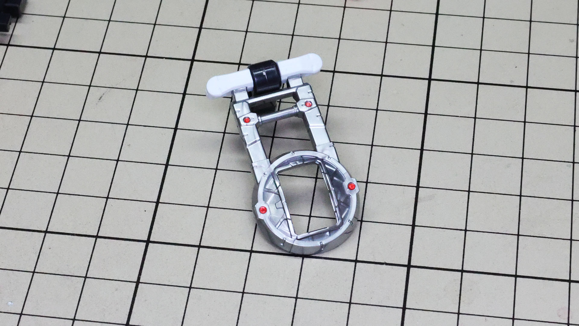 胸部の中心と背面を構成するメカフレームに組み込んでいきます