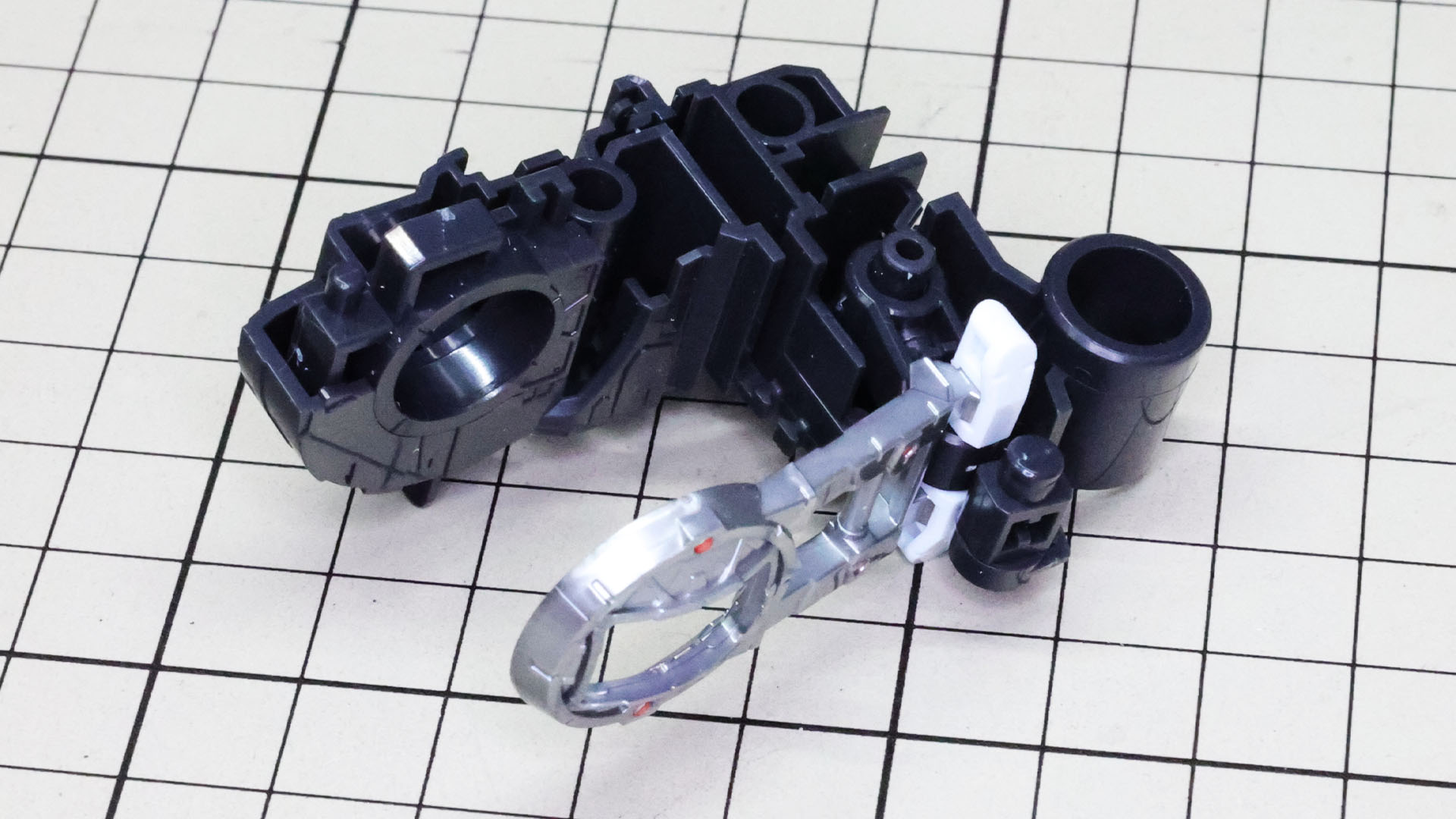 胸部の中心と背面を構成するメカフレームに組み込んでいきます