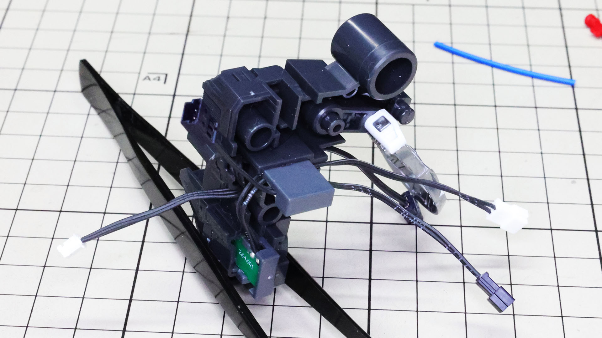 このメカフレームにLEDユニットを組み込んでいきます