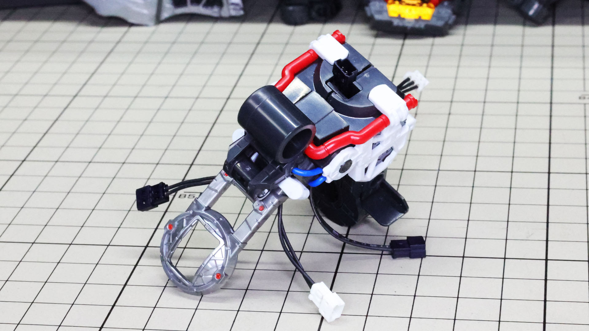 胸部ダクト用のLEDユニットは左右に1本（ブラック）ずつ、さらに左胸上部にあるセンサー用に1本（ホワイト）出てきます