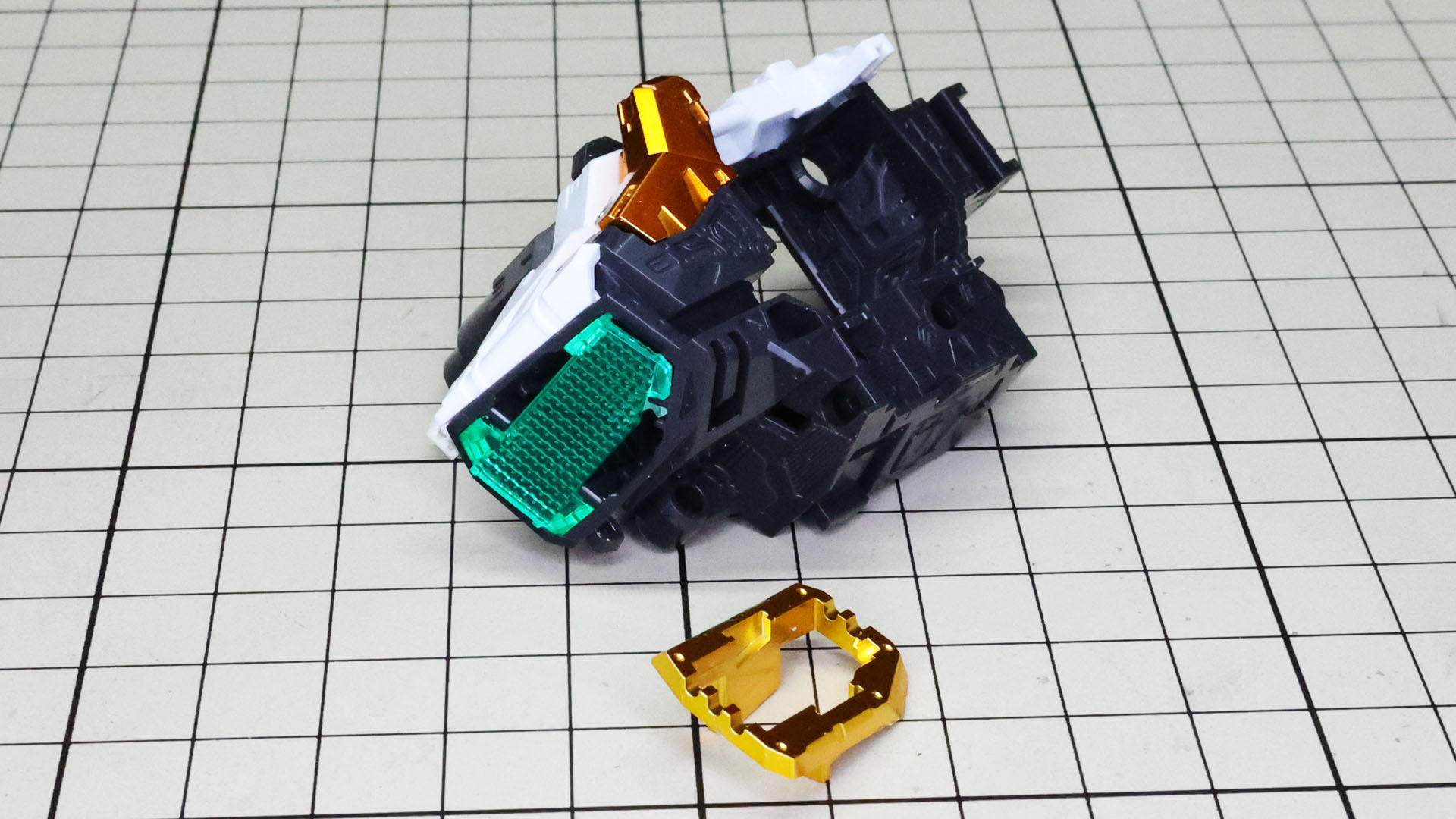 胸部ダクトには導光用クリアーパーツを取り付けて……