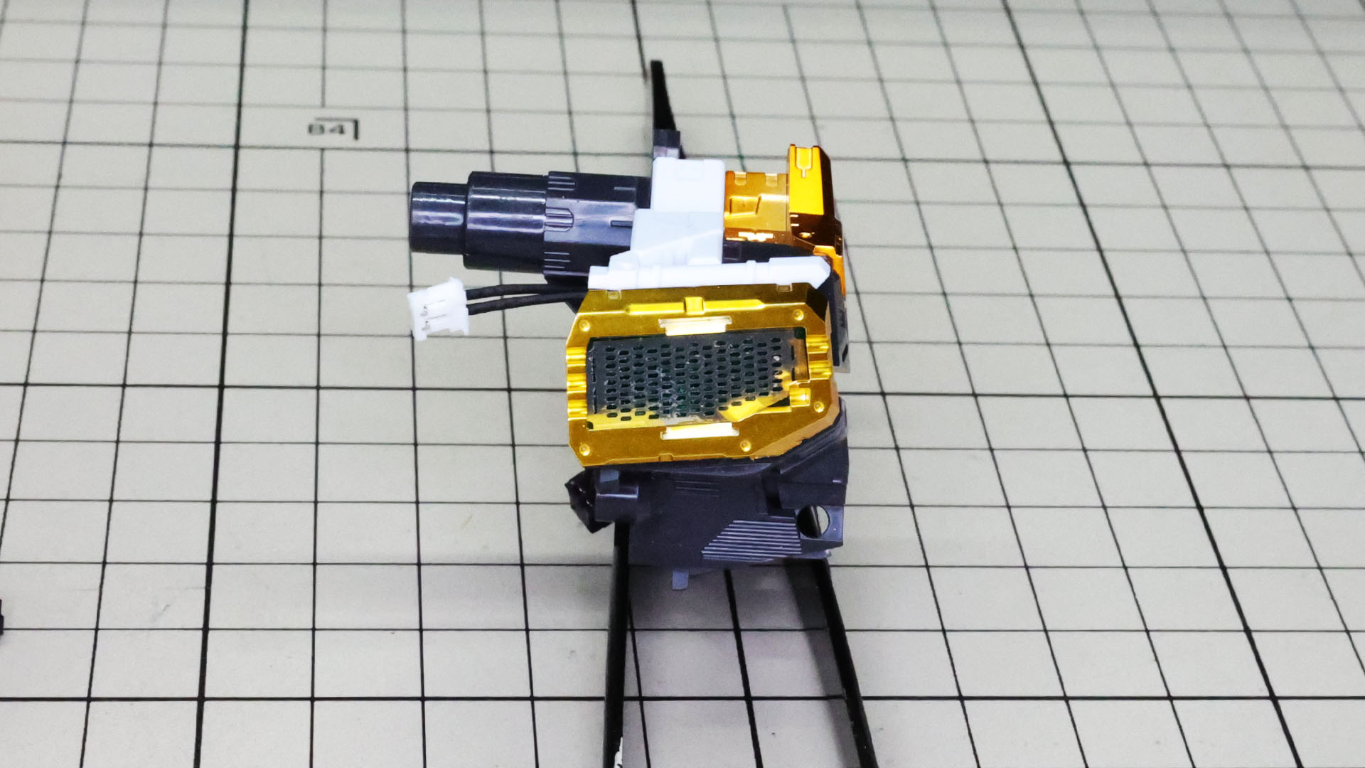 そして、ワクとなるサブフレームを取り付けます