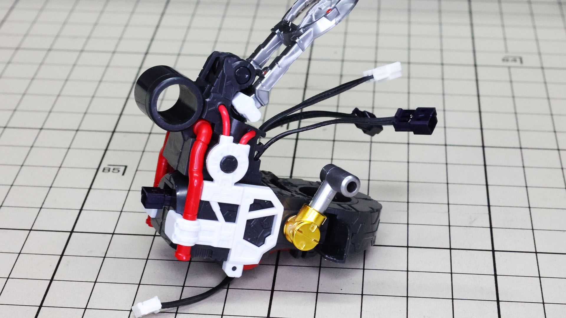 中央のメカフレームには可動用のシリンダーディテールを左右に取り付けます