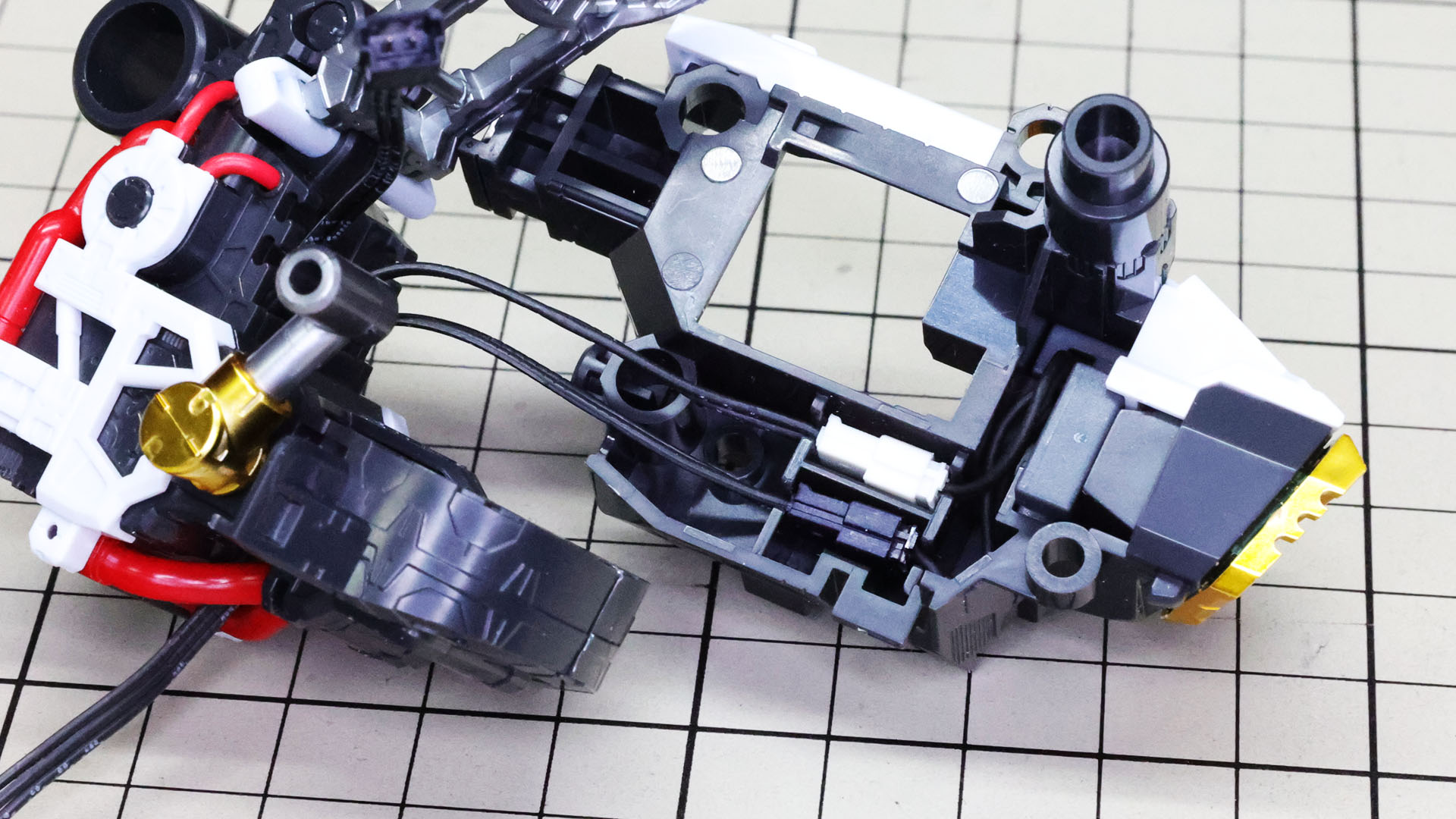 左右の胸部パーツにはそれぞれのコネクターを埋める部分が用意されています