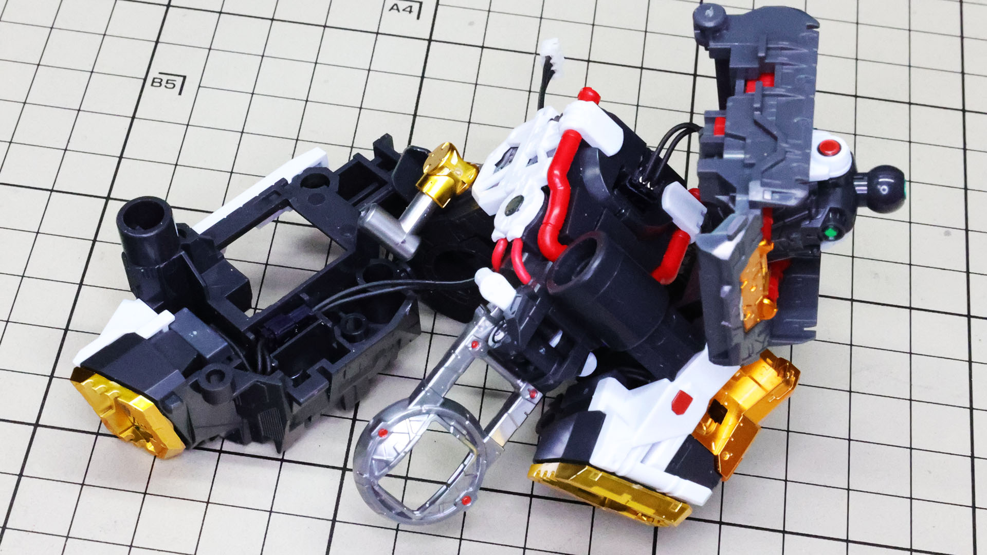 露出するLEDユニットのリード線を傷つけないように慎重に組んでいきます