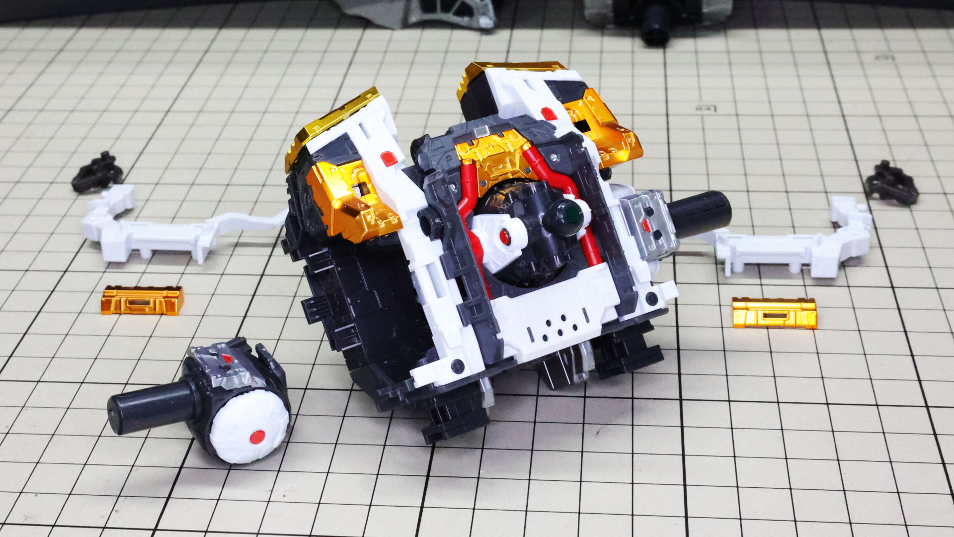 肩関節は四角い軸を両胸のメカフレームに接続するだけでとても簡単です