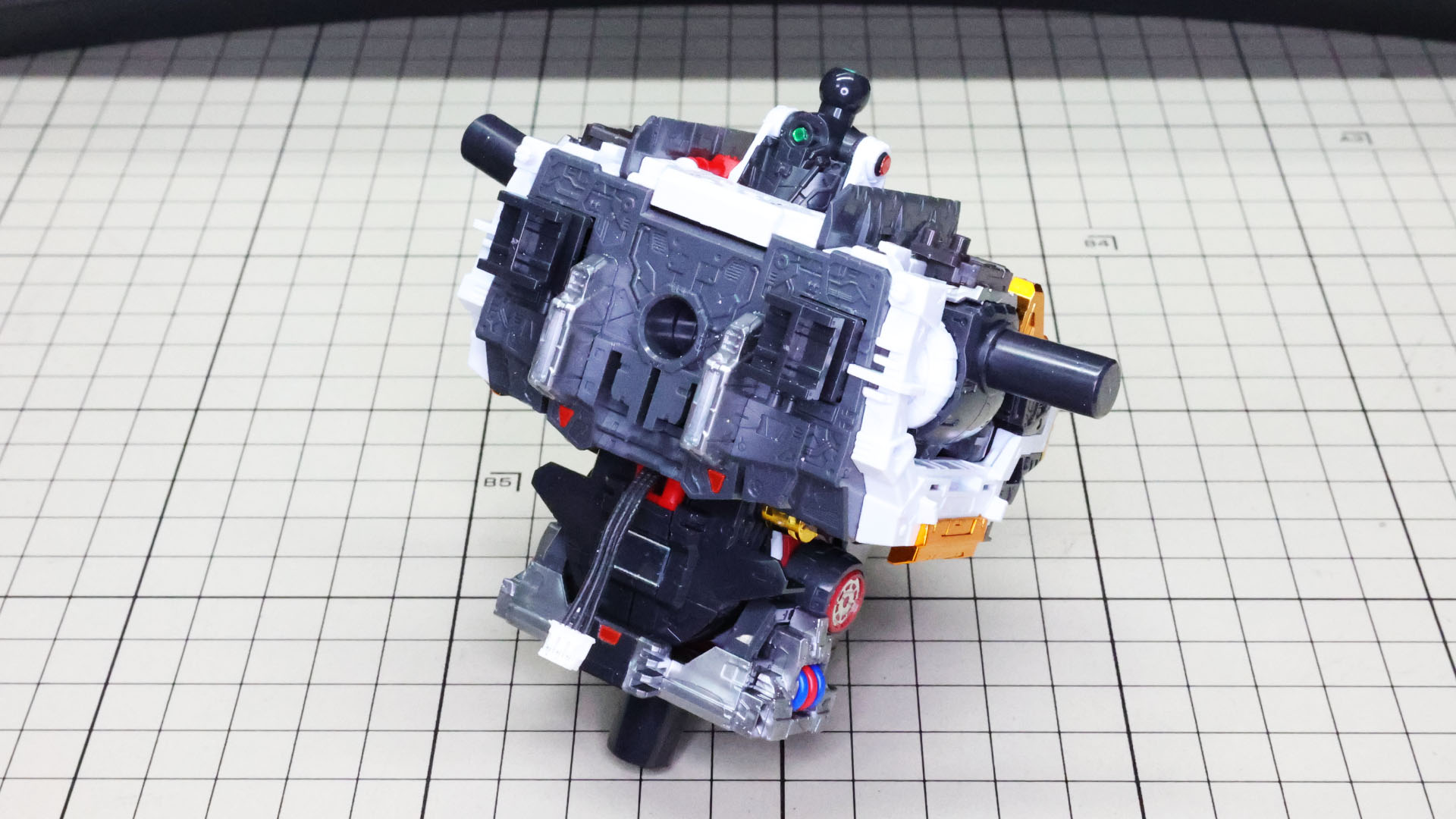 胴体部を手で持ってみると脚部同様のがっしりとした剛性感や重量を感じられます