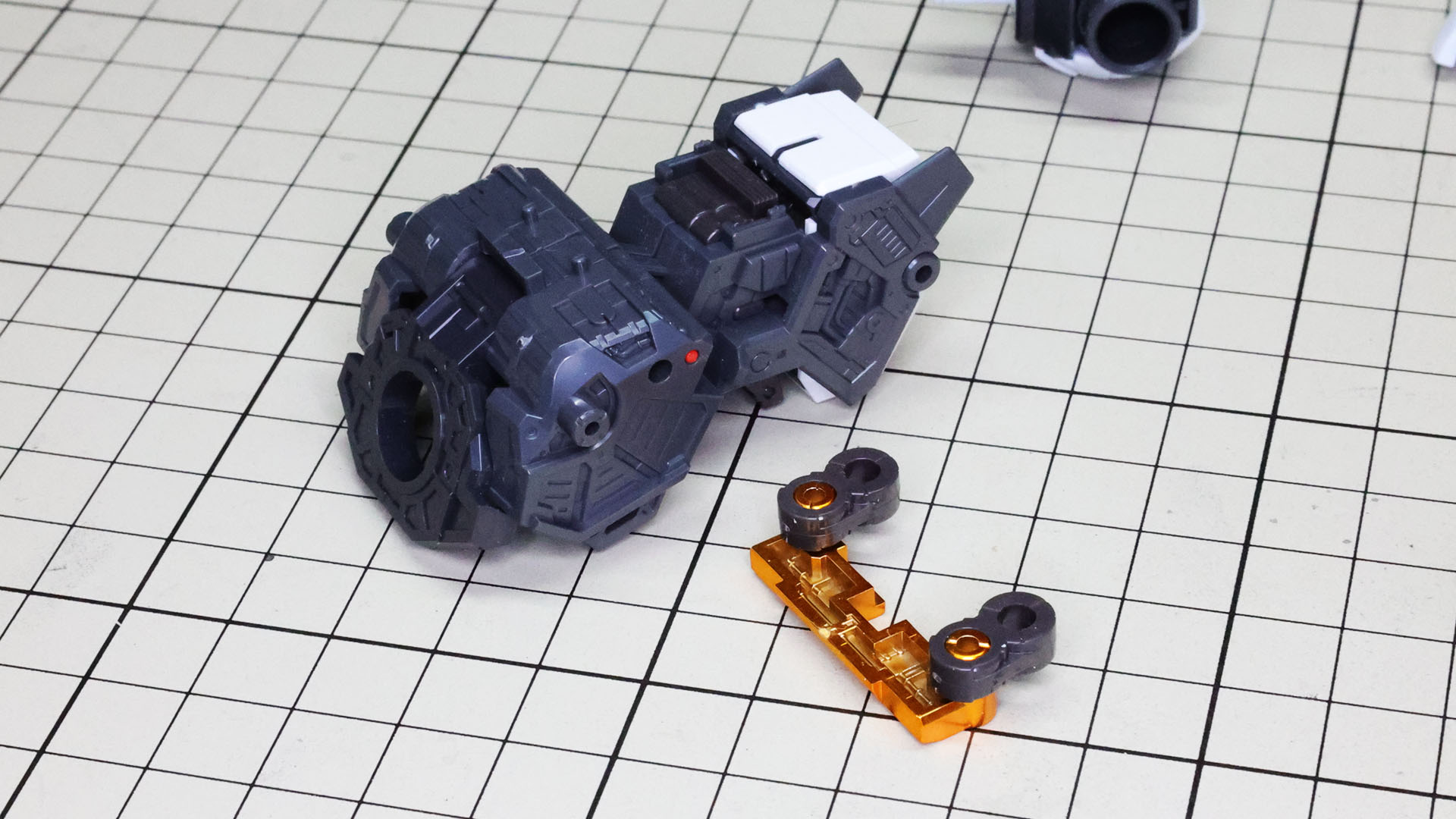肩アーマーの前後の可動する装甲の軸構造を取り付けます