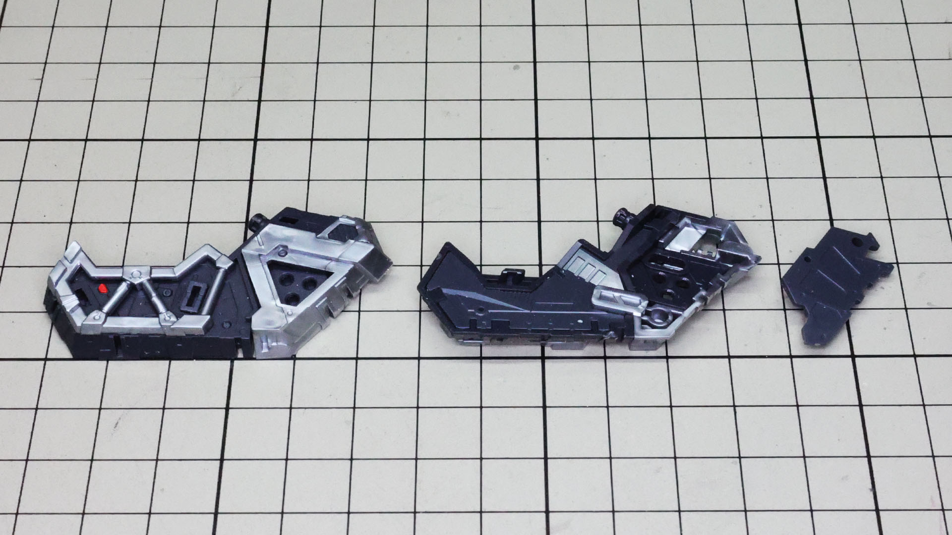 メイン／サブそれぞれのフレームが折り重なるように組まれていきます。表と裏の表情が楽しい部分です
