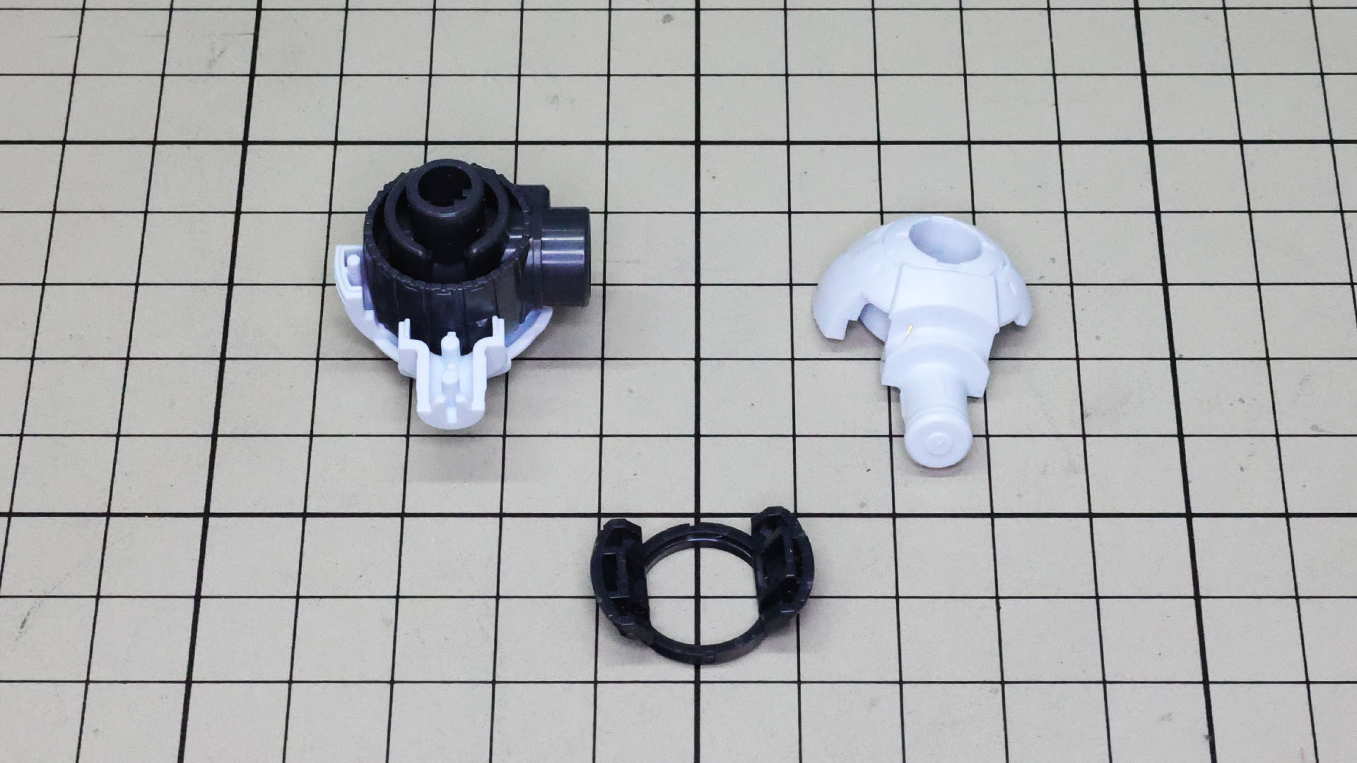 肩関節は機体設定と同じように球体がベースとなっていて、そこへPGUならではのディテールが盛り込まれています