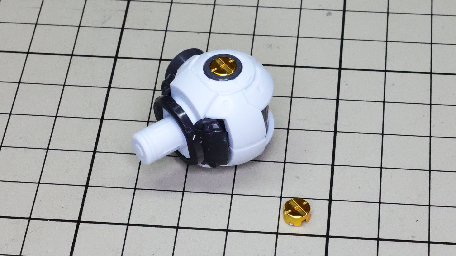球体の真ん中にはゴールドのディテールを取り付けます